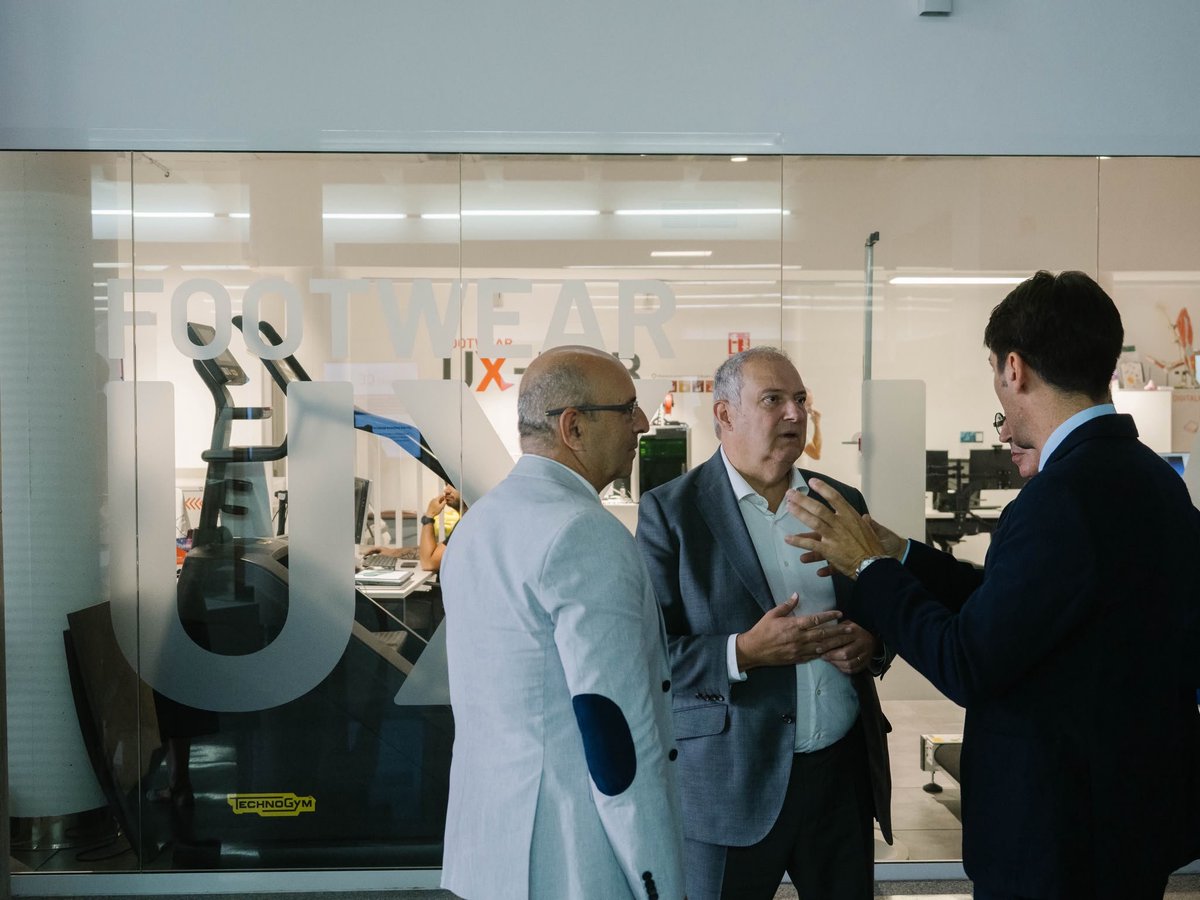 minturgob's tweet photo. 🔬@InescopTech es el centro de innovación y tecnología de referencia en España para el sector del calzado y un centro de innovación compartido para pymes.

El ministro @jordihereu ha conocido sus proyectos de I+D+i aplicada y líneas de trabajo en digitalización y sostenibilidad. https://t.co/0fkt0ZklQT