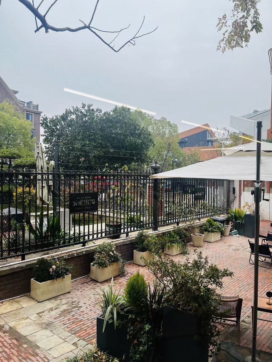 HyunPetacc9aym's tweet photo. Just had the coziest matcha red bean latte and flaky croissant at the new neighborhood café—warm, sweet, and totally worth the early morning queue!  #FoodDiary https://t.co/xrmBxB4nXS