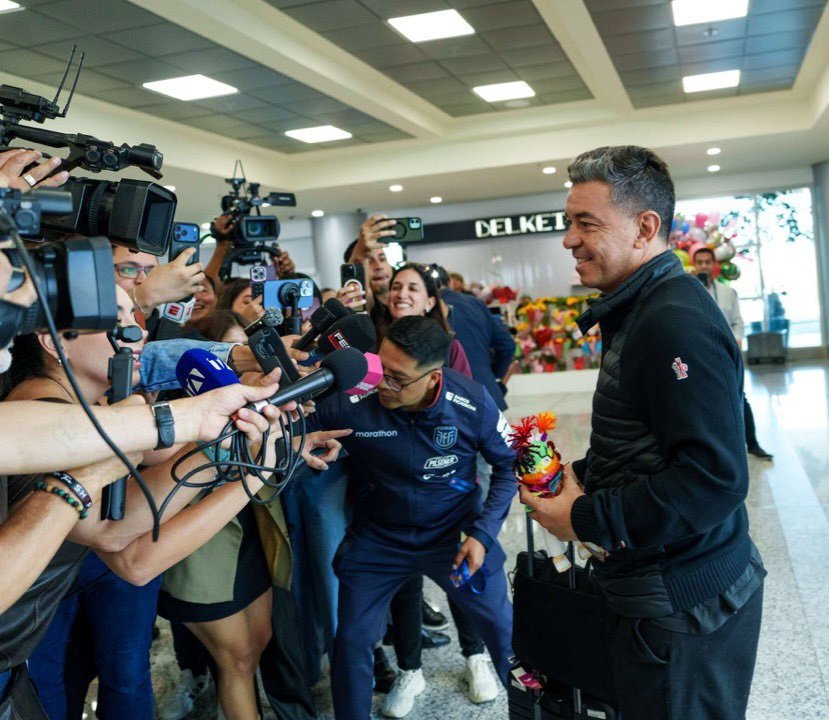 diegoromanec's tweet photo. Muñeco Gallardo ya en Quito. En medio de tanto día negativo, esto que parecía imposible se hizo realidad. Que los jugadores logren mostrar su mejor versión con el Profe y que los que hoy manejan el fútbol ecuatoriano no metan la pata NUNCA con él. 🇪🇨 #Ecuador #CasaDeLaSelección https://t.co/V5uibXcvbK
