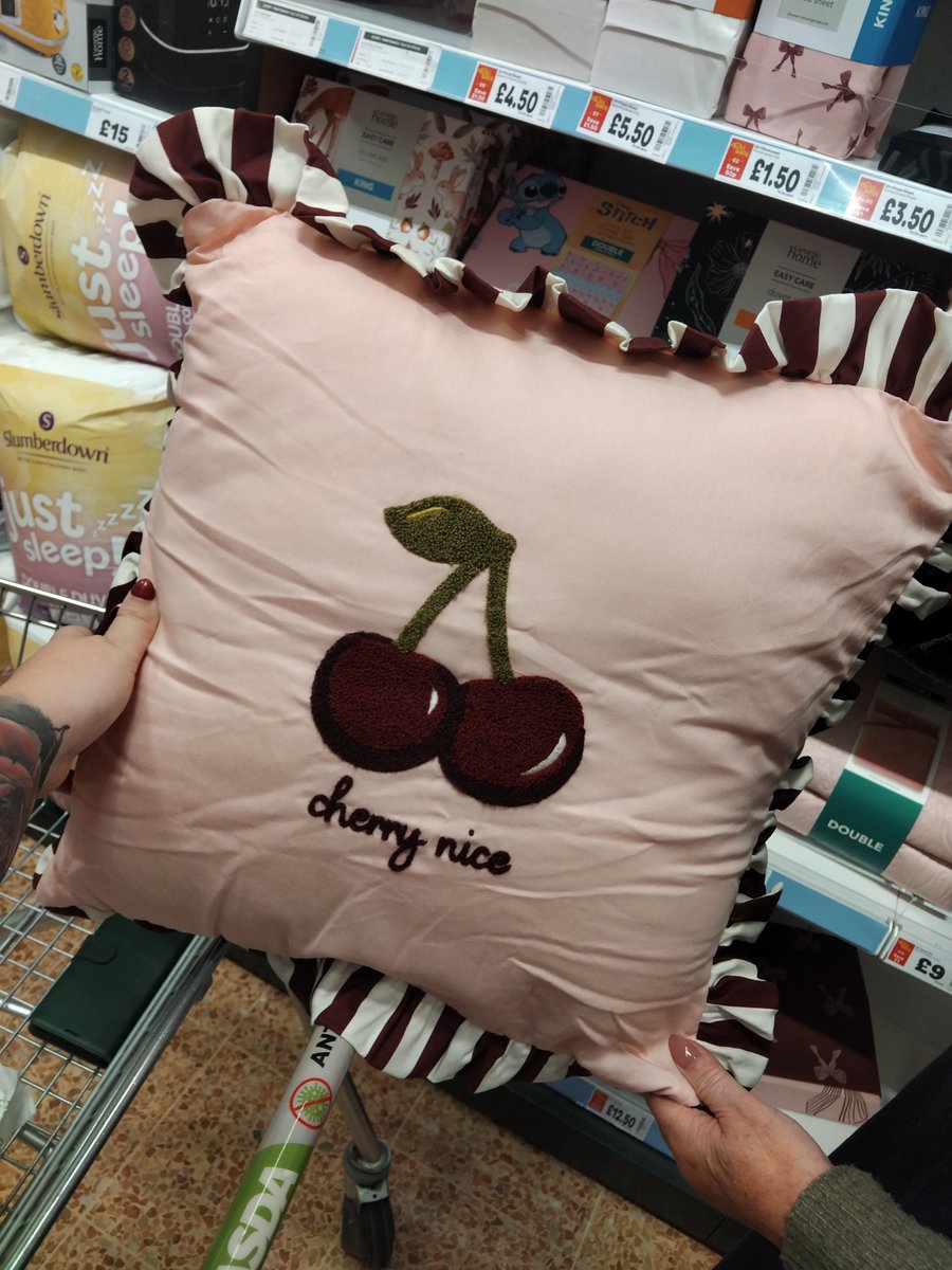SpoilMissCherry's tweet photo. It's calling to me, must buy it 🍒 https://t.co/tmdULpKXVX