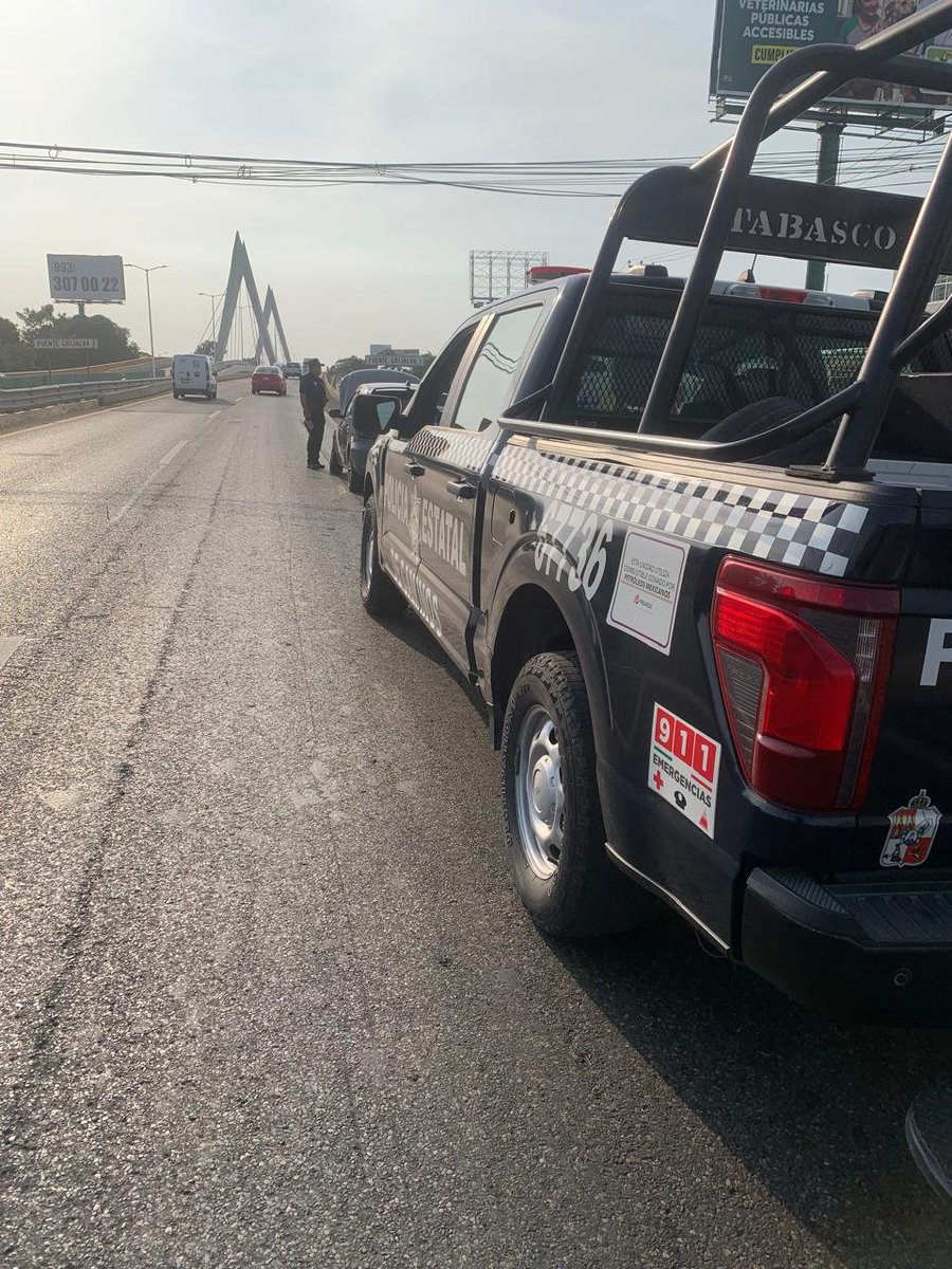 SSPCTabasco's tweet photo. Durante un recorrido de vigilancia, elementos de la #PECTabasco brindaron apoyo vial a un ciudadano cuyo vehículo presentó una falla a causa de sobrecalentamiento, además auxiliaron al conductor para retirarlo hacia un lugar seguro.
Porque las cosas buenas también se cuentan. https://t.co/gGafiUEGO0