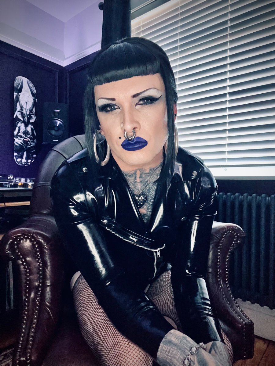 The_RubberBitch's tweet photo. The bookings are coming in for October now @CelestialDerby.

Can’t wait to feminize all the men, turn them into my obedient little rubberised goth sluts. hehehe 🖤

#Crossdresser #Makeover #Latex #Fetish #Dressing #Service https://t.co/OIgMdUDtN2