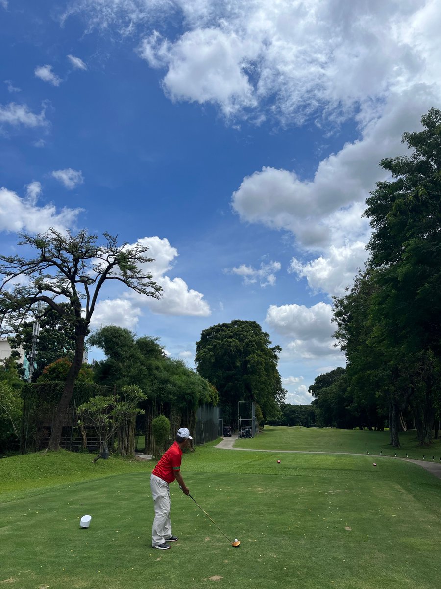 Carlton53769693's tweet photo. After lunch, a planner and I were at the oak course on a overcast day. We were cheerful. For posture, the swing felt relaxed and measured. I felt composed. #GolfOutdoors #CourseTime https://t.co/cXJSj03kss