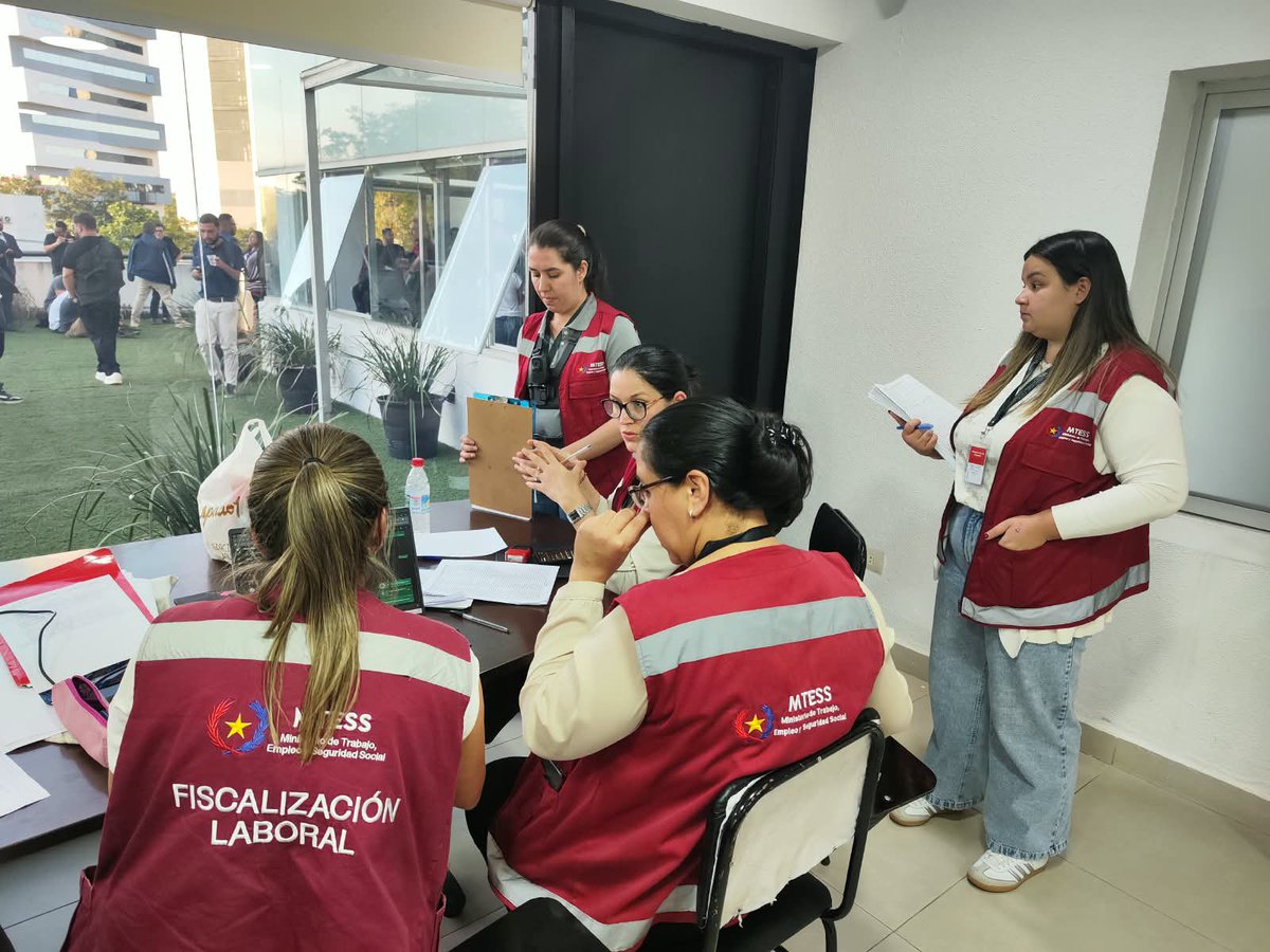 MTESS_PY's tweet photo. #OperativoDignidad | #MTESS desplegó equipo de fiscalizadores en operativo conjunto que involucra a más de 200 trabajadores, en su mayoría de nacionalidad brasileña. 

El Ministerio de Trabajo, Empleo y Seguridad Social (MTESS) tuvo una importante participación en el operativo encabezado por la Unidad Especializada de Trata de Personas del Ministerio Público, a cargo de la fiscal María Isabel Arnold, en Asunción.

Un equipo de fiscalizadores laborales del MTESS acompañó el procedimiento, desarrollado en el marco de una investigación sobre presuntas irregularidades laborales que involucran a más de 200 trabajadores, en su mayoría de nacionalidad brasileña.

Durante la intervención, el equipo de #FiscalizadoresLaborales, encabezado por el director de Fiscalización Laboral, Luis Bareiro, realizó 119 entrevistas a trabajadores y recabó información sobre sus condiciones de contratación, salarios, jornadas laborales y alojamiento.

📌 Entre los principales hallazgos preliminares se identificaron:

❌ Jornadas laborales prolongadas, según los testimonios recabados.
❌ Pagos de comisiones, bonos y premios en efectivo, separados del salario básico.
❌ Descuentos salariales vinculados al alojamiento y la alimentación.
❌ Cartelería con medidas disciplinarias que contemplaban multas y exigencias adicionales ante atrasos.

Asimismo, @MigracionesPY registró aproximadamente 129 trabajadores extranjeros en situación migratoria irregular.

El MTESS continuará con las actuaciones inspectivas para determinar posibles incumplimientos de la normativa laboral. La empresa fue emplazada a presentar la documentación requerida el próximo 23 de septiembre, mientras prosigue la investigación penal a cargo del Ministerio Público.

La intervención interinstitucional busca esclarecer los hechos y garantizar la protección de los derechos de todos los trabajadores, independientemente de su nacionalidad.