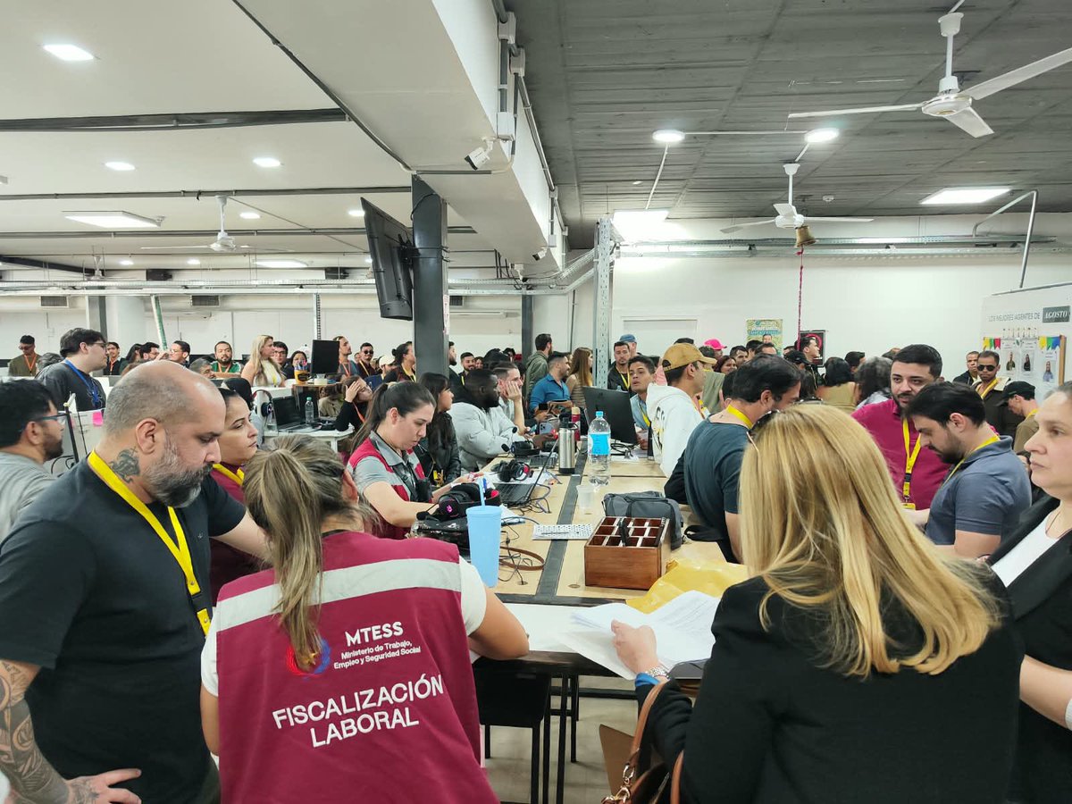 MTESS_PY's tweet photo. #OperativoDignidad | #MTESS desplegó equipo de fiscalizadores en operativo conjunto que involucra a más de 200 trabajadores, en su mayoría de nacionalidad brasileña. 

El Ministerio de Trabajo, Empleo y Seguridad Social (MTESS) tuvo una importante participación en el operativo encabezado por la Unidad Especializada de Trata de Personas del Ministerio Público, a cargo de la fiscal María Isabel Arnold, en Asunción.

Un equipo de fiscalizadores laborales del MTESS acompañó el procedimiento, desarrollado en el marco de una investigación sobre presuntas irregularidades laborales que involucran a más de 200 trabajadores, en su mayoría de nacionalidad brasileña.

Durante la intervención, el equipo de #FiscalizadoresLaborales, encabezado por el director de Fiscalización Laboral, Luis Bareiro, realizó 119 entrevistas a trabajadores y recabó información sobre sus condiciones de contratación, salarios, jornadas laborales y alojamiento.

📌 Entre los principales hallazgos preliminares se identificaron:

❌ Jornadas laborales prolongadas, según los testimonios recabados.
❌ Pagos de comisiones, bonos y premios en efectivo, separados del salario básico.
❌ Descuentos salariales vinculados al alojamiento y la alimentación.
❌ Cartelería con medidas disciplinarias que contemplaban multas y exigencias adicionales ante atrasos.

Asimismo, @MigracionesPY registró aproximadamente 129 trabajadores extranjeros en situación migratoria irregular.

El MTESS continuará con las actuaciones inspectivas para determinar posibles incumplimientos de la normativa laboral. La empresa fue emplazada a presentar la documentación requerida el próximo 23 de septiembre, mientras prosigue la investigación penal a cargo del Ministerio Público.

La intervención interinstitucional busca esclarecer los hechos y garantizar la protección de los derechos de todos los trabajadores, independientemente de su nacionalidad.