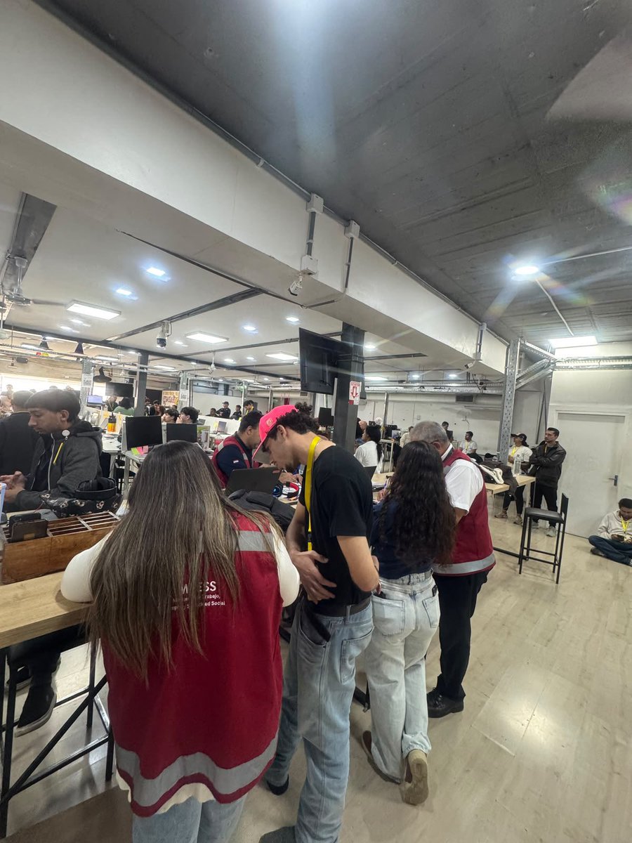 MTESS_PY's tweet photo. #OperativoDignidad | #MTESS desplegó equipo de fiscalizadores en operativo conjunto que involucra a más de 200 trabajadores, en su mayoría de nacionalidad brasileña. 

El Ministerio de Trabajo, Empleo y Seguridad Social (MTESS) tuvo una importante participación en el operativo encabezado por la Unidad Especializada de Trata de Personas del Ministerio Público, a cargo de la fiscal María Isabel Arnold, en Asunción.

Un equipo de fiscalizadores laborales del MTESS acompañó el procedimiento, desarrollado en el marco de una investigación sobre presuntas irregularidades laborales que involucran a más de 200 trabajadores, en su mayoría de nacionalidad brasileña.

Durante la intervención, el equipo de #FiscalizadoresLaborales, encabezado por el director de Fiscalización Laboral, Luis Bareiro, realizó 119 entrevistas a trabajadores y recabó información sobre sus condiciones de contratación, salarios, jornadas laborales y alojamiento.

📌 Entre los principales hallazgos preliminares se identificaron:

❌ Jornadas laborales prolongadas, según los testimonios recabados.
❌ Pagos de comisiones, bonos y premios en efectivo, separados del salario básico.
❌ Descuentos salariales vinculados al alojamiento y la alimentación.
❌ Cartelería con medidas disciplinarias que contemplaban multas y exigencias adicionales ante atrasos.

Asimismo, @MigracionesPY registró aproximadamente 129 trabajadores extranjeros en situación migratoria irregular.

El MTESS continuará con las actuaciones inspectivas para determinar posibles incumplimientos de la normativa laboral. La empresa fue emplazada a presentar la documentación requerida el próximo 23 de septiembre, mientras prosigue la investigación penal a cargo del Ministerio Público.

La intervención interinstitucional busca esclarecer los hechos y garantizar la protección de los derechos de todos los trabajadores, independientemente de su nacionalidad.