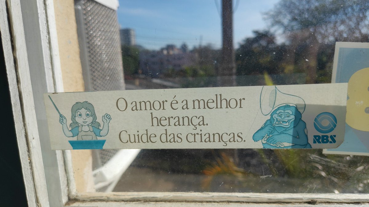 jgboremor's tweet photo. GAÚCHOS DO TWITTER: vocês ainda têm esse adesivo na janela de vocês? https://t.co/GKK0cKuCki