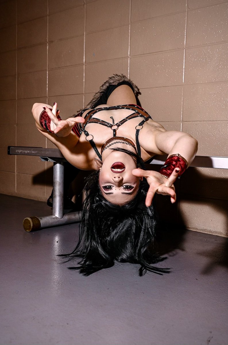 SirenaVeil's tweet photo. show me all your demons 🧛🏻‍♀️🦇
-
📸 - @infamous.photos on IG
-
#sirenaveil #vampire #prowrestler #prowrestling #goth https://t.co/WdeVnCRznR