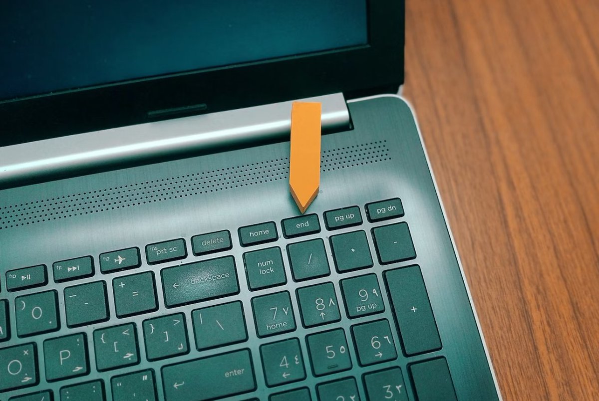 sweel728647's tweet photo. Turns out my campus group project teammate can’t tell a USB from a snack stick—he tried plugging a Cheeto into the laptop. The whole room went silent. https://t.co/68pkBrdntw