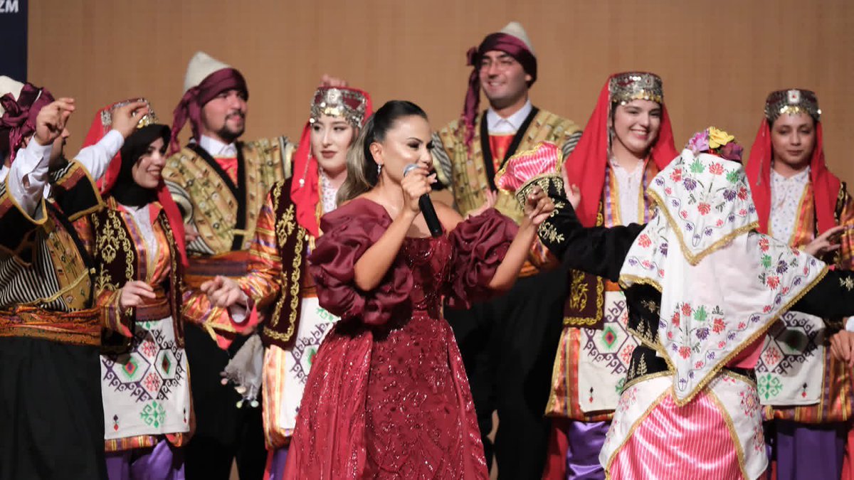 ceylanbalcisan's tweet photo. KAHRAMANMARAŞ… ❤️
Mutluluğumu tarif edecek kelime bulamıyorum… Salonu tıklım tıklım dolduran güzel Maraş halkı; coşkunuzla, sevginizle, alkışlarınızla beni ağlattınız… #türkiyekültüryolu #kahramanmaraş #ceylanmirabalcı #ceylanbalcı #türkülerimiz #opera #ozanlarınizinde https://t.co/gySHz8C73r