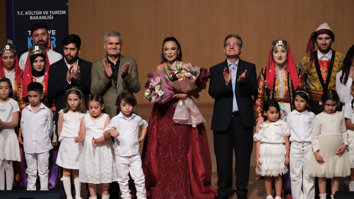 ceylanbalcisan's tweet photo. KAHRAMANMARAŞ… ❤️
Mutluluğumu tarif edecek kelime bulamıyorum… Salonu tıklım tıklım dolduran güzel Maraş halkı; coşkunuzla, sevginizle, alkışlarınızla beni ağlattınız… #türkiyekültüryolu #kahramanmaraş #ceylanmirabalcı #ceylanbalcı #türkülerimiz #opera #ozanlarınizinde https://t.co/gySHz8C73r
