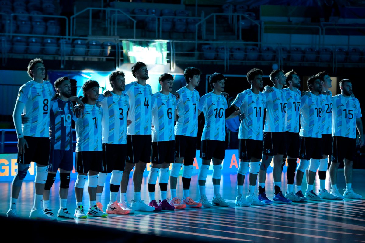 Voley_FeVA's tweet photo. ¡Victoria ante Chile y a un paso de la clasificación al Mundial 🇦🇷🔥!

ARG 🇦🇷 3 - CHI 🇨🇱 0
28-26, 25-19, 25-17

🔝 M. Armoa, máximo anotador (17)

🙌 Gran partido del bloqueo argentino

🔜 19/9 14hs vs BOL

🌐 https://t.co/XDiWRIydC6 https://t.co/2Cgg0hNLc7