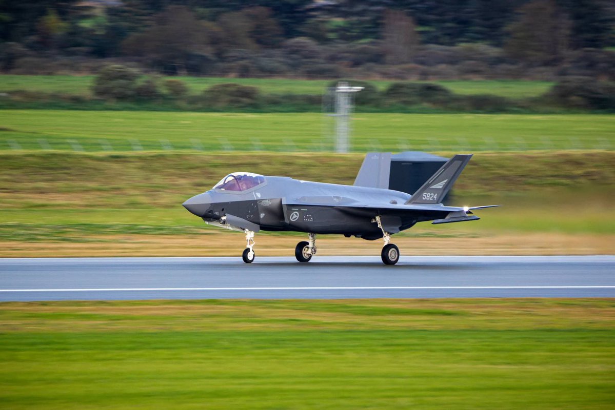 lentopostifi's tweet photo. Suomalaisen F-35 -ohjaajan ensimmäinen lento Euroopassa - F-35 -interfly-yhteistyö käyntiin
https://t.co/4tPT5ng6Oq #Ilmavoimat #F35 #F35hanke #turpo kuva: @FinnishAirForce https://t.co/OCgIFGE7aR