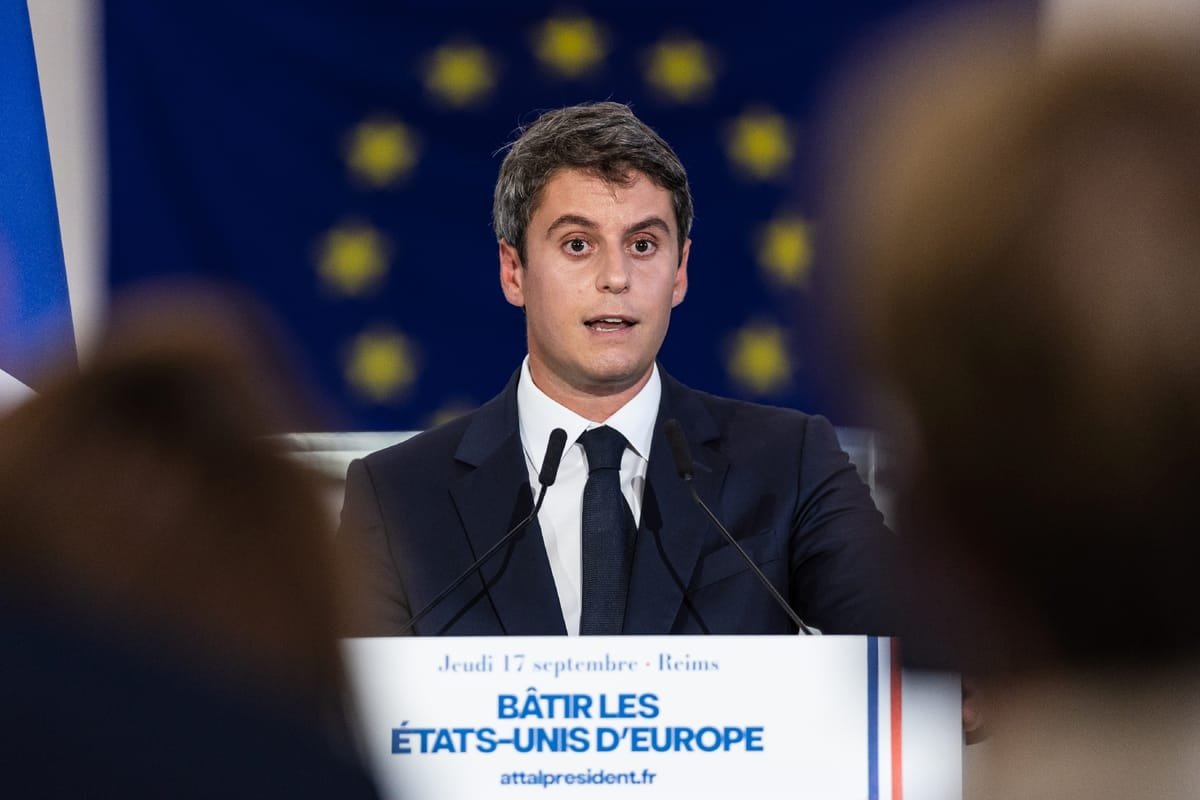 ObsDelphi's tweet photo. 🇫🇷🇪🇺Gabriel Attal a prononcé un discours de campagne intéressant aujourd'hui à Reims.

Il propose la création des États-Unis d’Europe, une vision de puissance européenne particulièrement ambitieuse.

Face aux États-Unis, à la Chine et à la Russie, il estime que les nations européennes ne disposent plus seules de la masse critique nécessaire pour défendre leurs intérêts. Son constat est celui d’un monde dominé par des « continents-puissances », dans lequel l’Europe doit choisir entre le déclassement et l’affirmation de sa propre puissance.

Ce qu'il veut, en clair, c'est une fédération économique, technologique et écologique (il a insisté sur l'écologie) autour d’un noyau dur de pays volontaires. Attal propose de dépasser les blocages de l’Europe à 27 pour créer une économie véritablement intégrée et éviter une « vétocratie » qui s'auto-bloque trop facilement dans une période charnière.

Il veut en faire une puissance qui s'affirme capable de rivaliser directement avec Washington et Pékin. IA, espace, nucléaire, défense, quantique, semi-conducteurs, robotique ou souveraineté numérique deviennent autant de grands projets européens comparables à Airbus ou Ariane. 

L’objectif revendiqué n’est plus simplement de protéger le modèle européen, mais de replacer l’Europe au premier rang mondial. Gabriel Attal dessine ainsi une Europe plus intégrée sans effacement des nations, avec une idée directrice assumée : faire de l’unité européenne l’instrument permettant à la France et à l’Europe de retrouver leur capacité d’action et leur puissance dans le monde.

La puissance, c'est la prospérité. Il a bien compris que la France est en premier plan en Europe aujourd'hui et il compte aller encore plus loin autour d'un fédéralisme européen garantissant davantage de puissance. Je pense honnêtement que c'est une très bonne idée.

Face à Trump, Poutine et Xi Jinping, avons-nous seulement le choix si nous voulons encore exister dans 10 ans ?