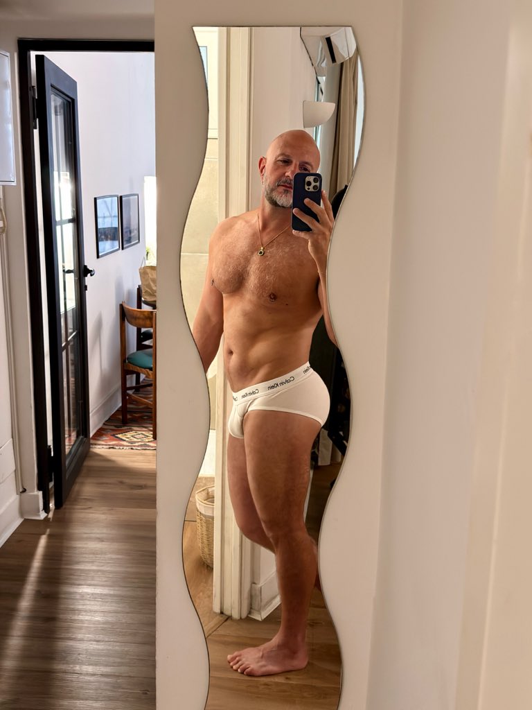 jimmysteelegold's tweet photo. oh the Italians love a wavy mirror don’t they https://t.co/VHZYYEsMzZ