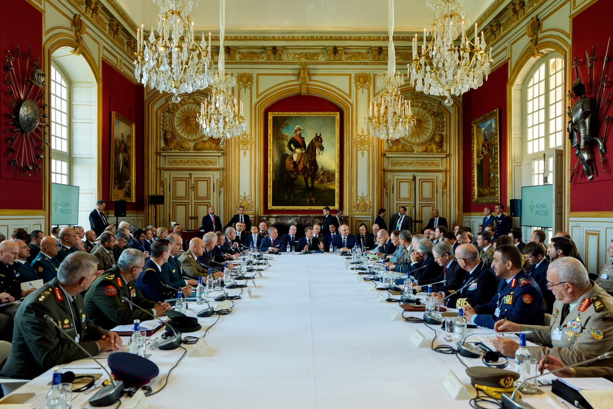 SM_Difesa's tweet photo. Il Capo di Stato Maggiore della Difesa🇮🇹, Generale Luciano #Portolano, ha preso parte oggi a #Parigi 🇫🇷alla Conferenza dell’Aqaba Process sul futuro della sicurezza in #Libano, aperto dal Presidente francese Macron insieme al Presidente libanese Aoun e presieduto da Re Abdullah II di Giordania.

Presenti i Capi di Stato Maggiore della Difesa e i rappresentanti diplomatici e militari di 22 fra Paesi e Organizzazioni Multinazionali.
 
Al centro dei lavori il sostegno alle Forze Armate libanesi🇱🇧 e le opzioni per una eventuale nuova missione internazionale in vista della scadenza, a fine anno, del mandato di #UNIFIL. 

L'Italia, tra i maggiori contributori della missione #ONU, continua a giocare un ruolo chiave nella stabilità del Libano.

📷Élysée