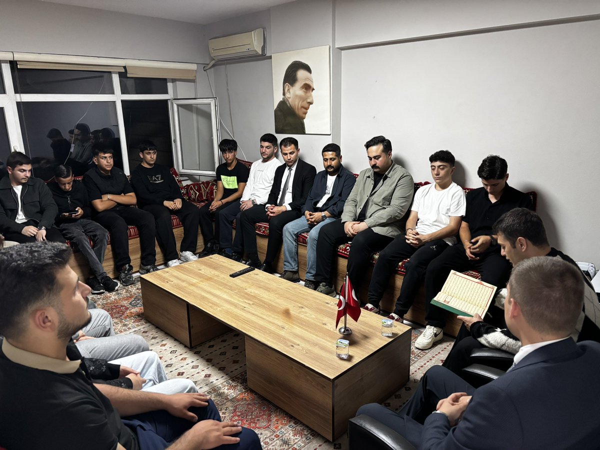 uskudarocak's tweet photo. Üsküdar Ülkü Ocakları olarak her hafta olduğu gibi başta Gazi Mustafa Kemal Atatürk ve Silah Arkadaşları, Başbuğumuz Alparslan Türkeş ve Ülkücü Şehitlerimizin ruhları için Kuran-ı Kerim Tilaveti gerçekleştirdik. https://t.co/Oapqv7tgwG