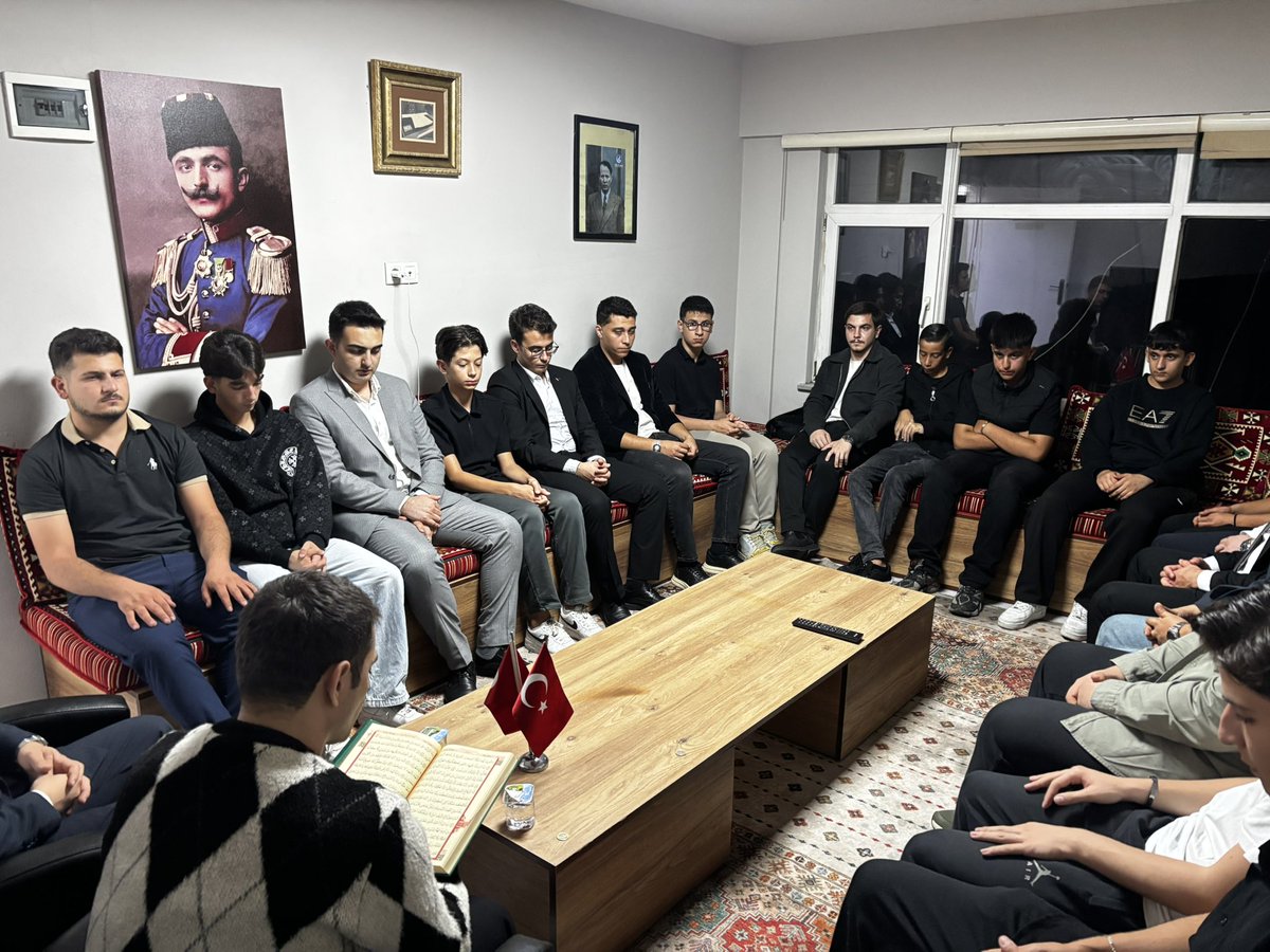 uskudarocak's tweet photo. Üsküdar Ülkü Ocakları olarak her hafta olduğu gibi başta Gazi Mustafa Kemal Atatürk ve Silah Arkadaşları, Başbuğumuz Alparslan Türkeş ve Ülkücü Şehitlerimizin ruhları için Kuran-ı Kerim Tilaveti gerçekleştirdik. https://t.co/Oapqv7tgwG
