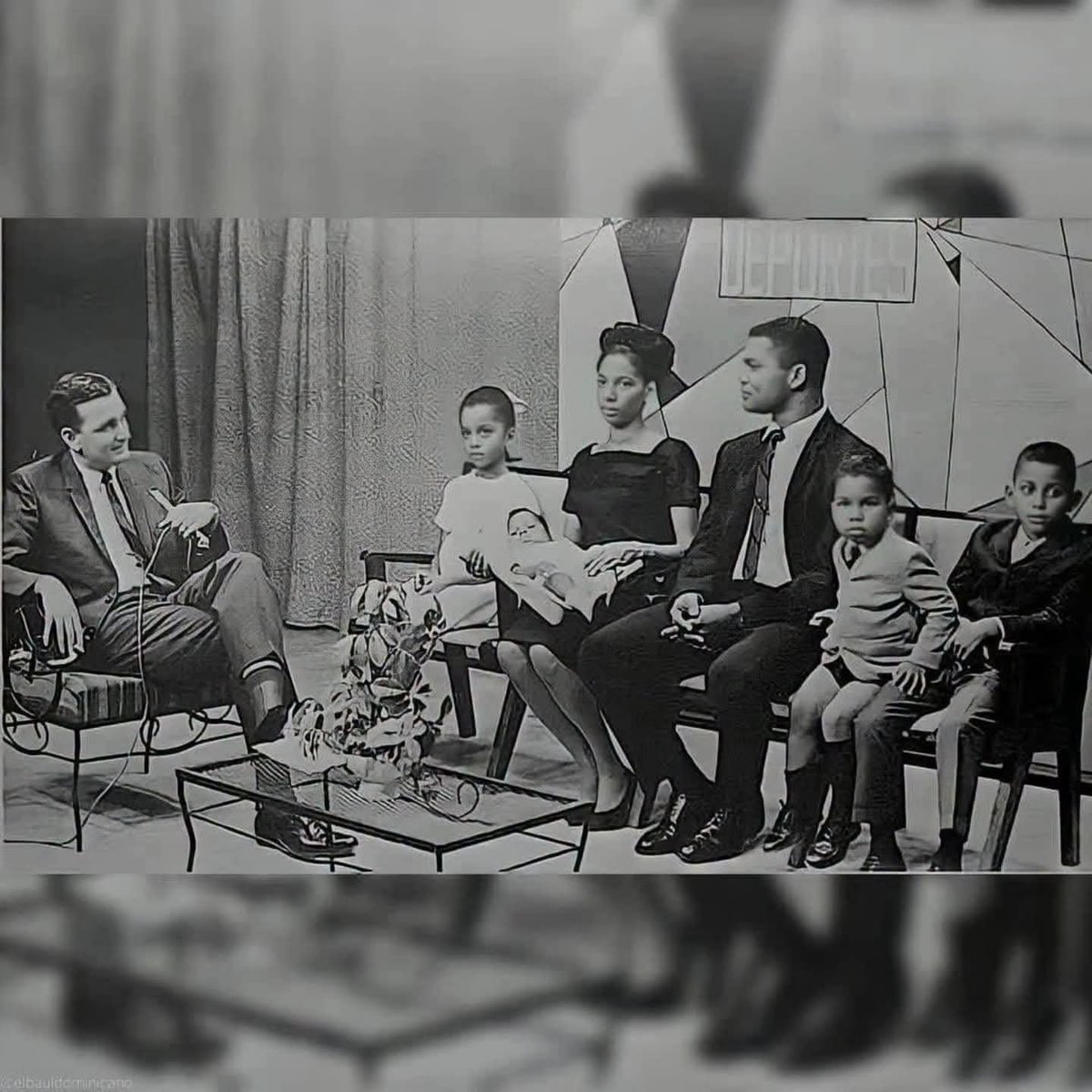 hgomez27's tweet photo. Del baúl de los recuerdos!

El cronista deportivo Tomás Troncoso entrevistando al Grandes Ligas Felipe Alou y su familia, en el programa "DEPORTES", ⚾📺🏏, año 1967.

(📽 @TomasTroncosoJr) https://t.co/jO5V3IGGGF