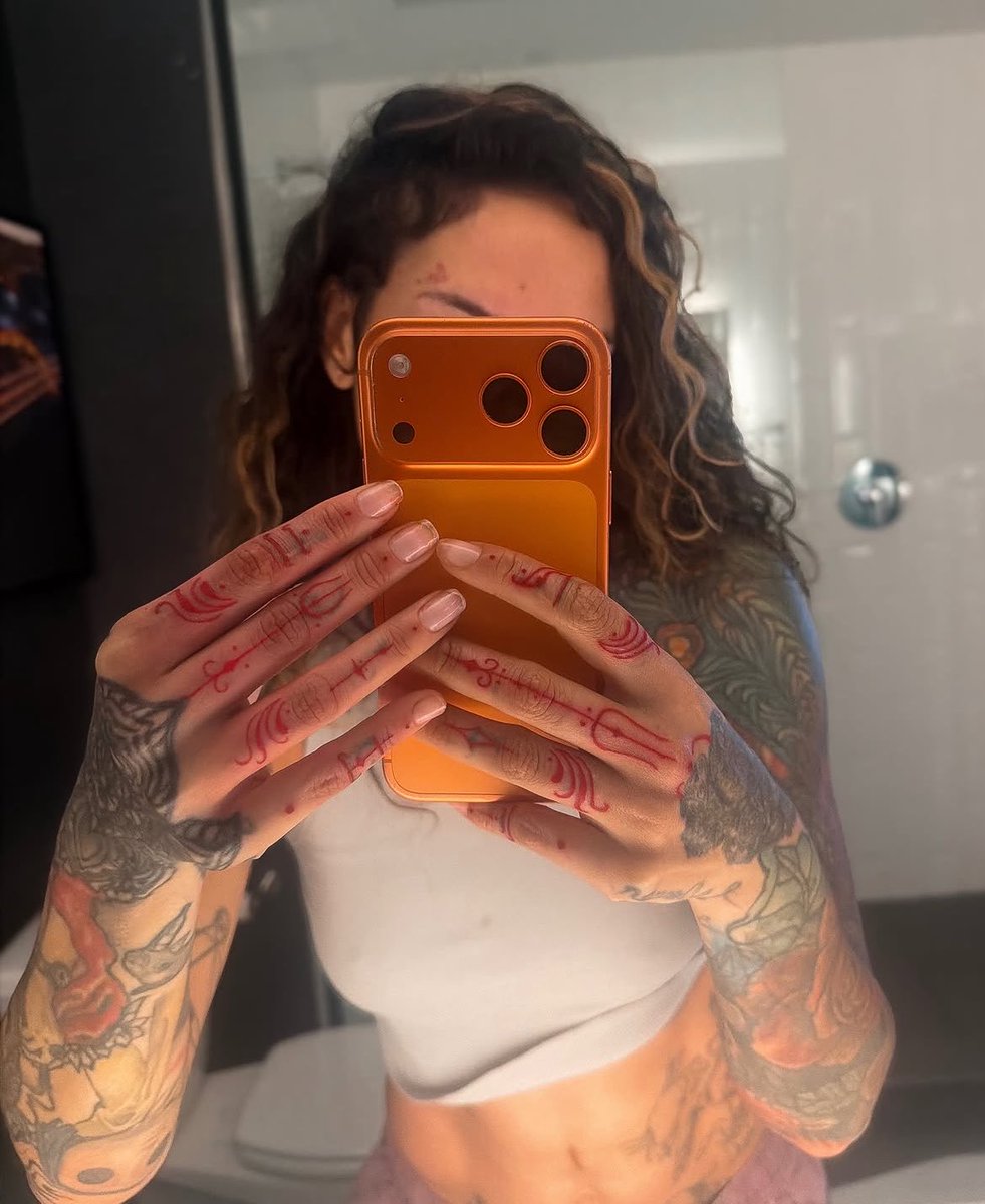 SunnyBanks_'s tweet photo. Kehlani shows off some new tattoos (two under her cheeks and the red finger tattoos) https://t.co/kobjrAbXhx