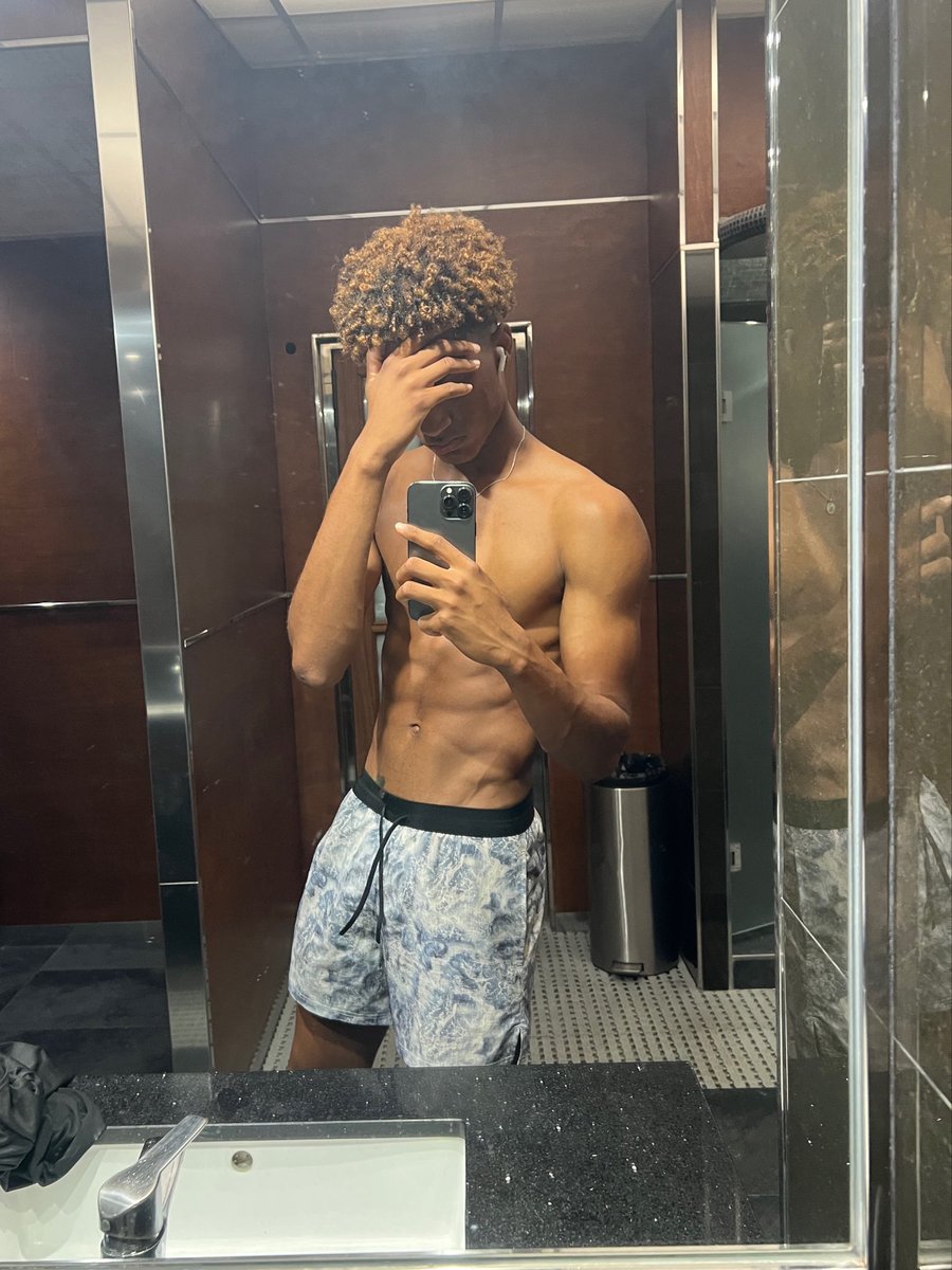 Zoyerickk_'s tweet photo. Vaya hombre 😋 https://t.co/7SxleoVmQt