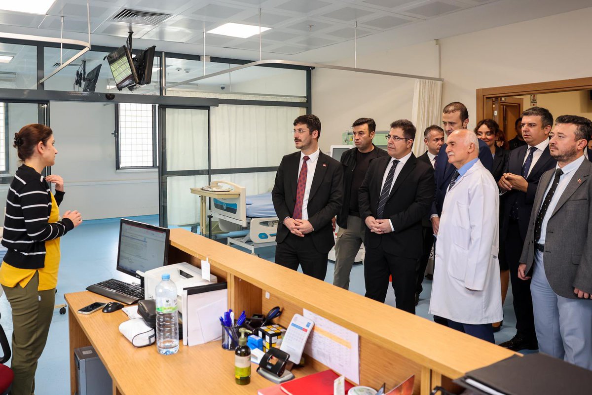 ctekurumsal's tweet photo. Genel Müdürümüz Çelebi Yılmaz, Kamu Hastaneleri Genel Müdürü Sayın Doç. Dr. Muhammed Emin Demirkol ve Ankara Cumhuriyet Başsavcı Vekili Sayın Serkan Başaran ile birlikte Sincan 3 Nolu L Tipi Kapalı Ceza İnfaz Kurumunu ve  Sincan Ceza İnfaz Kurumları Kampüs Devlet Hastanesini ziyaret etti.

Ziyaret kapsamında, hastanenin fiziki imkânları ve ceza infaz kurumlarında sunulan sağlık hizmetleri başta olmak üzere E-Doktor uygulamasının işleyişi yerinde incelenerek; ceza infaz kurumları ile sağlık kuruluşları arasındaki çevrim içi muayene süreci değerlendirildi. Uygulamanın önümüzdeki dönemde  yaygınlaştırılmasına yönelik çalışmalar ele alındı.

Genel Müdürümüz Çelebi Yılmaz, programın devamında Türkiye genelindeki ACEP uygulamalarının koordinasyonunun sağlandığı ACEP Koordinasyon Merkezinde incelemelerde bulundu. Ayrıca hükümlü ve tutuklu yakınlarının ziyaret süreçlerinin tek bir noktadan yönetilmesi ve kontrol edilmesi amacıyla geliştirilen CİKRAYS (Ceza İnfaz Kurumu Ziyaret ve Randevu Yönetim Sistemi) Projesi kapsamında yürütülen çalışmalar hakkında yetkililerden bilgi aldı.

Ceza infaz hizmetlerinde sağlık altyapısının güçlendirilmesi, dijital imkânların etkin kullanılması ve hizmet süreçlerinin geliştirilmesine yönelik çalışmalarımızı kararlılıkla sürdürüyoruz.