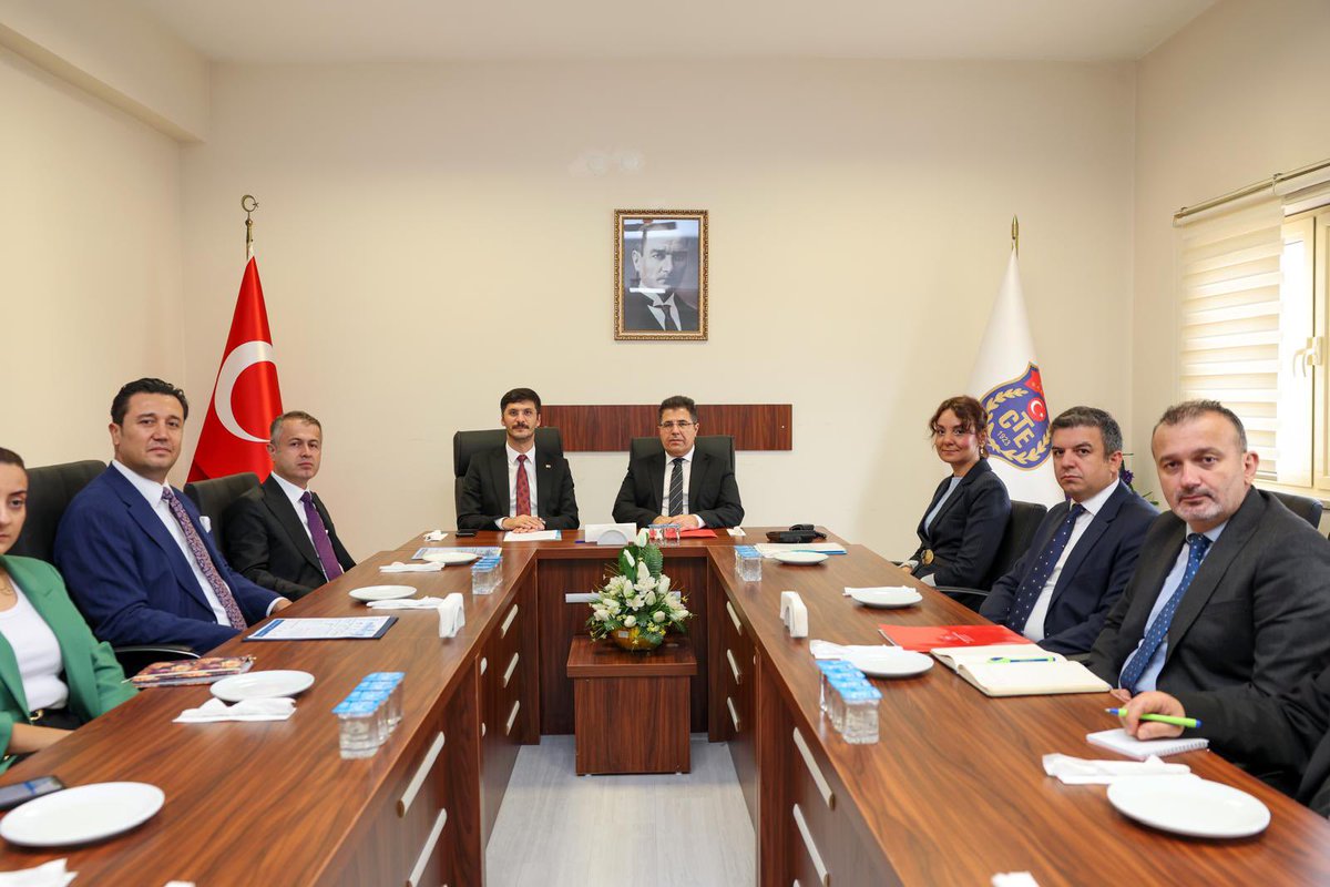 ctekurumsal's tweet photo. Genel Müdürümüz Çelebi Yılmaz, Kamu Hastaneleri Genel Müdürü Sayın Doç. Dr. Muhammed Emin Demirkol ve Ankara Cumhuriyet Başsavcı Vekili Sayın Serkan Başaran ile birlikte Sincan 3 Nolu L Tipi Kapalı Ceza İnfaz Kurumunu ve  Sincan Ceza İnfaz Kurumları Kampüs Devlet Hastanesini ziyaret etti.

Ziyaret kapsamında, hastanenin fiziki imkânları ve ceza infaz kurumlarında sunulan sağlık hizmetleri başta olmak üzere E-Doktor uygulamasının işleyişi yerinde incelenerek; ceza infaz kurumları ile sağlık kuruluşları arasındaki çevrim içi muayene süreci değerlendirildi. Uygulamanın önümüzdeki dönemde  yaygınlaştırılmasına yönelik çalışmalar ele alındı.

Genel Müdürümüz Çelebi Yılmaz, programın devamında Türkiye genelindeki ACEP uygulamalarının koordinasyonunun sağlandığı ACEP Koordinasyon Merkezinde incelemelerde bulundu. Ayrıca hükümlü ve tutuklu yakınlarının ziyaret süreçlerinin tek bir noktadan yönetilmesi ve kontrol edilmesi amacıyla geliştirilen CİKRAYS (Ceza İnfaz Kurumu Ziyaret ve Randevu Yönetim Sistemi) Projesi kapsamında yürütülen çalışmalar hakkında yetkililerden bilgi aldı.

Ceza infaz hizmetlerinde sağlık altyapısının güçlendirilmesi, dijital imkânların etkin kullanılması ve hizmet süreçlerinin geliştirilmesine yönelik çalışmalarımızı kararlılıkla sürdürüyoruz.