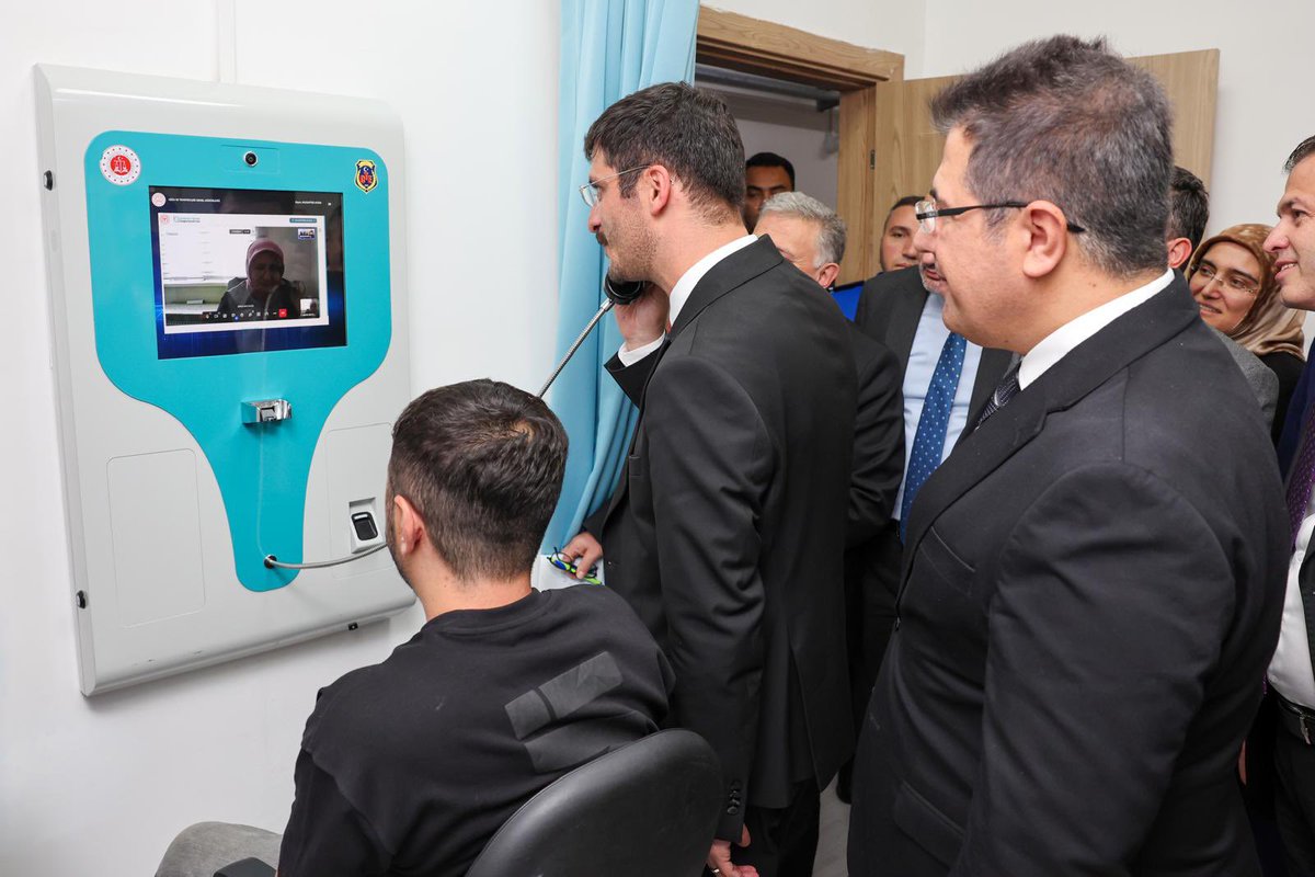 ctekurumsal's tweet photo. Genel Müdürümüz Çelebi Yılmaz, Kamu Hastaneleri Genel Müdürü Sayın Doç. Dr. Muhammed Emin Demirkol ve Ankara Cumhuriyet Başsavcı Vekili Sayın Serkan Başaran ile birlikte Sincan 3 Nolu L Tipi Kapalı Ceza İnfaz Kurumunu ve  Sincan Ceza İnfaz Kurumları Kampüs Devlet Hastanesini ziyaret etti.

Ziyaret kapsamında, hastanenin fiziki imkânları ve ceza infaz kurumlarında sunulan sağlık hizmetleri başta olmak üzere E-Doktor uygulamasının işleyişi yerinde incelenerek; ceza infaz kurumları ile sağlık kuruluşları arasındaki çevrim içi muayene süreci değerlendirildi. Uygulamanın önümüzdeki dönemde  yaygınlaştırılmasına yönelik çalışmalar ele alındı.

Genel Müdürümüz Çelebi Yılmaz, programın devamında Türkiye genelindeki ACEP uygulamalarının koordinasyonunun sağlandığı ACEP Koordinasyon Merkezinde incelemelerde bulundu. Ayrıca hükümlü ve tutuklu yakınlarının ziyaret süreçlerinin tek bir noktadan yönetilmesi ve kontrol edilmesi amacıyla geliştirilen CİKRAYS (Ceza İnfaz Kurumu Ziyaret ve Randevu Yönetim Sistemi) Projesi kapsamında yürütülen çalışmalar hakkında yetkililerden bilgi aldı.

Ceza infaz hizmetlerinde sağlık altyapısının güçlendirilmesi, dijital imkânların etkin kullanılması ve hizmet süreçlerinin geliştirilmesine yönelik çalışmalarımızı kararlılıkla sürdürüyoruz.
