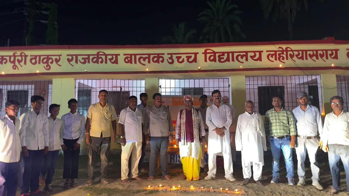 RJDforIndia's tweet photo. चाटुकार भाजपाइयों के योगदान से बिहार के विद्यालय अब शिक्षा के नहीं, संघी प्रोपेगेंडा और अंधभक्ति के केंद्र बनेंगे!

बिहार के सरकारी विद्यालयों में बिहार के गरीबों के बच्चे मजबूरी में पढ़ते हैं और उनकी मजबूरी और गरीबी का फायदा उठाकर भाजपाई उनको संघी प्रोपेगेंडा और भाजपा की अंधभक्ति का पाठ पढ़ा रहे हैं।

@yadavtejashwi #RJD #Bihar