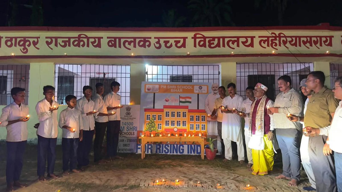 RJDforIndia's tweet photo. चाटुकार भाजपाइयों के योगदान से बिहार के विद्यालय अब शिक्षा के नहीं, संघी प्रोपेगेंडा और अंधभक्ति के केंद्र बनेंगे!

बिहार के सरकारी विद्यालयों में बिहार के गरीबों के बच्चे मजबूरी में पढ़ते हैं और उनकी मजबूरी और गरीबी का फायदा उठाकर भाजपाई उनको संघी प्रोपेगेंडा और भाजपा की अंधभक्ति का पाठ पढ़ा रहे हैं।

@yadavtejashwi #RJD #Bihar
