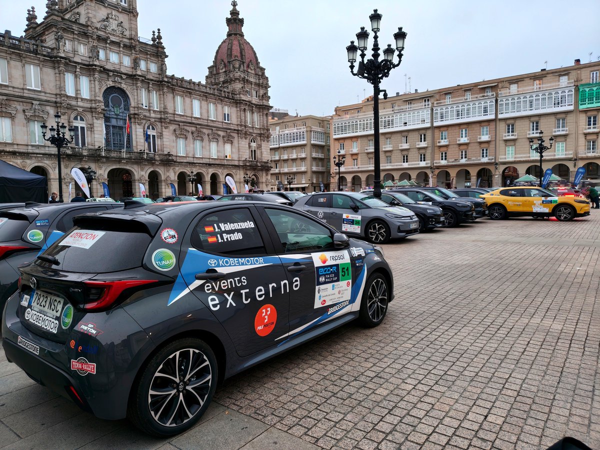EloyTP's tweet photo. #Coruña - Ya están en la plaza de María Pita todos los vehículos 🚙🚗 participantes en la 10° edición del EcoRallye 🔌

🏁 https://t.co/xS93aC45gy