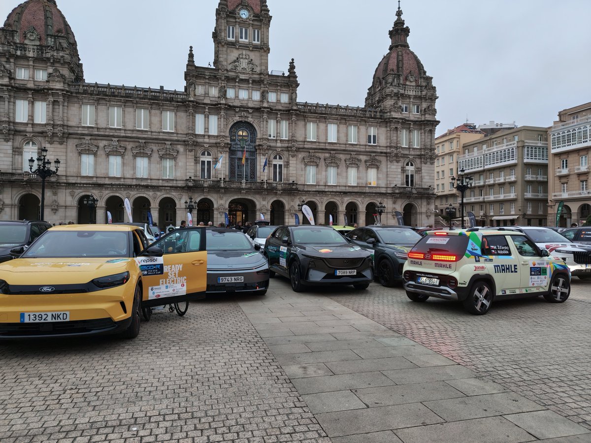 EloyTP's tweet photo. #Coruña - Ya están en la plaza de María Pita todos los vehículos 🚙🚗 participantes en la 10° edición del EcoRallye 🔌

🏁 https://t.co/xS93aC45gy