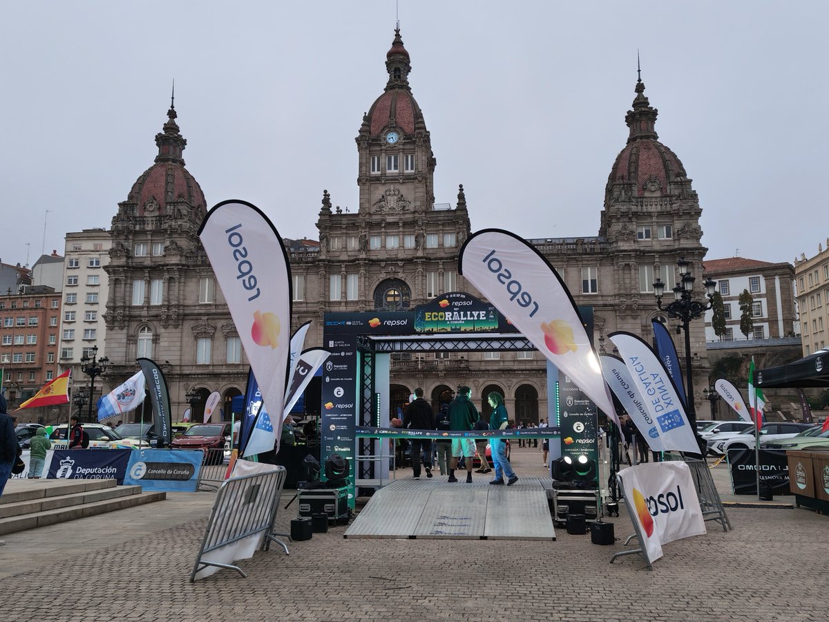 EloyTP's tweet photo. #Coruña - Ya están en la plaza de María Pita todos los vehículos 🚙🚗 participantes en la 10° edición del EcoRallye 🔌

🏁 https://t.co/xS93aC45gy
