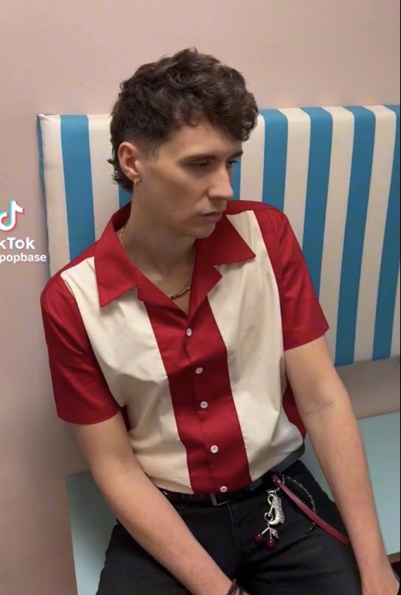 lavenderpheal's tweet photo. the chain the carabiner the bracelets oh my god https://t.co/ZfTqOLAwsp