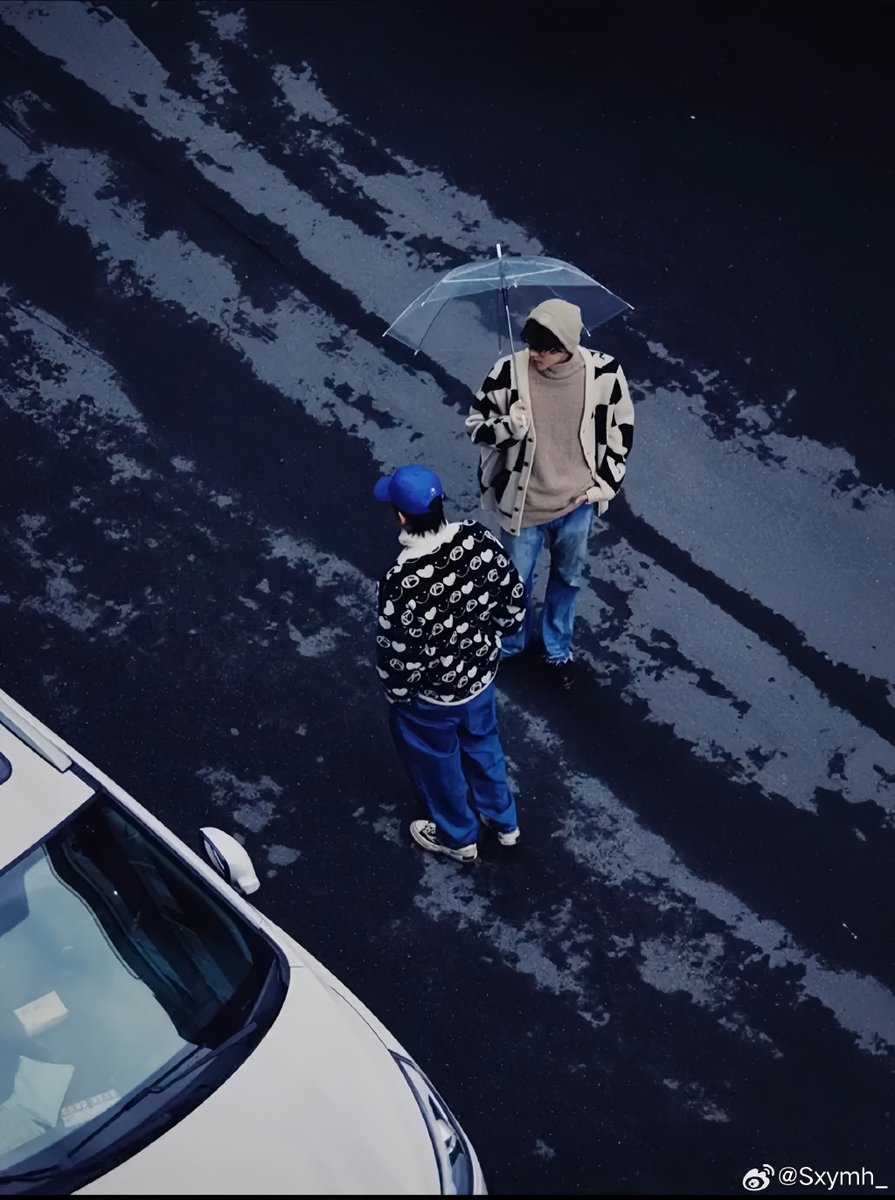 cedad381251's tweet photo. A stranger helped me carry my heavy groceries up 3 flights of stairs today in the rain—no need for words, just a kind smile and a hand. Restored my faith in small, random kindnesses. https://t.co/WBAwl7drr6