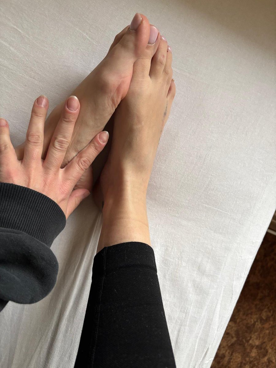 GymGoddessLilly's tweet photo. Cozy time

#feet #Füße #worship #findom #goddess #zahlsklave #paypig #toes #femdom #mistress #cozy https://t.co/nt57OANofb