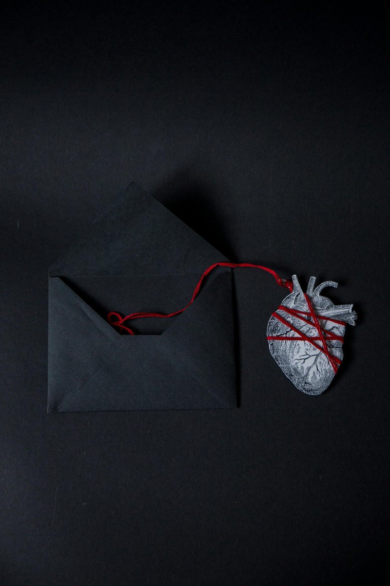 HombreEpilogado's tweet photo. Y te desnudas de palabras,
Las dejas caer al suelo, como quien va despojándose de tristezas 
Bajo ellas, solo una piel agotada
Solo el manto del silencio te cubre del olvido
Y te desnudas

🖋️Luc.
📷web https://t.co/I0UHnk4nrq