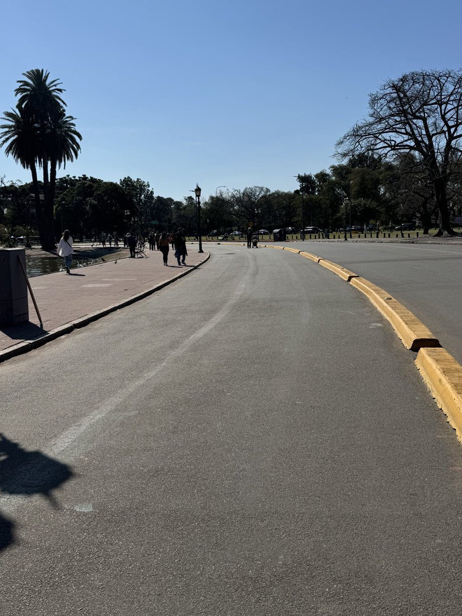 Fran_Casaretto_'s tweet photo. Yo le haría estos cambios a la pista de atletismo del Rosedal. ¿Ustedes qué le cambiarían? https://t.co/TBvDC9UWJj