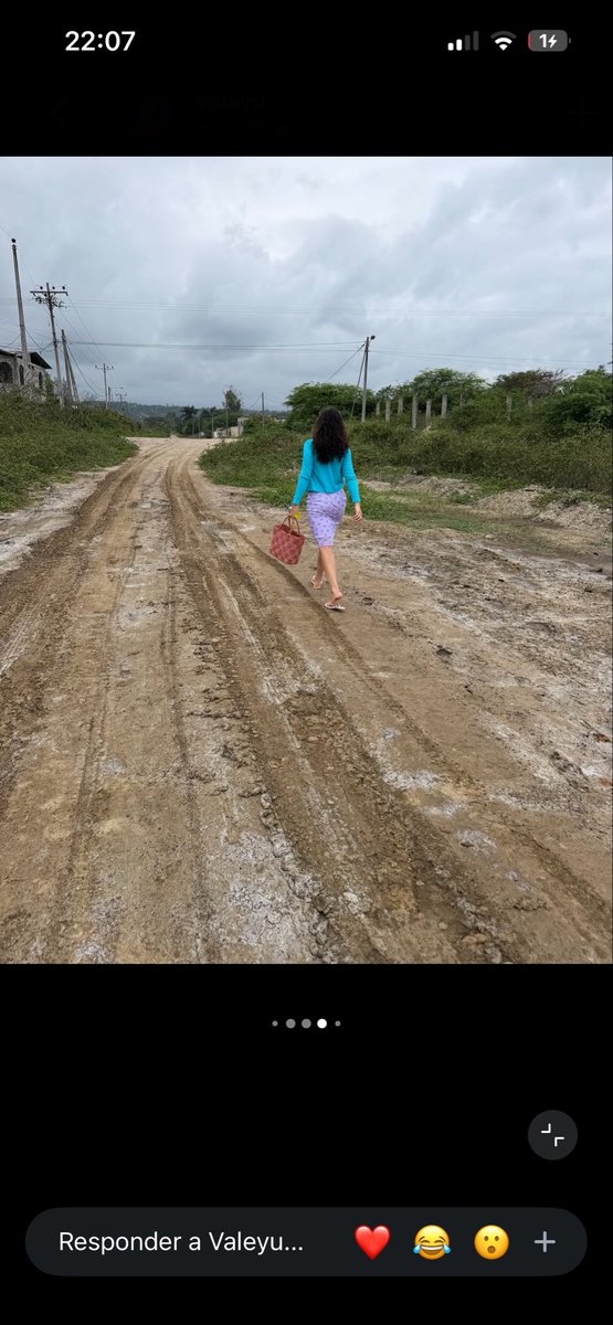 jose_velasco111's tweet photo. @legalmenteariii Dejaré a esta tipa romantizando la pobreza y me iré lentamente https://t.co/P2Ckw1EDdV