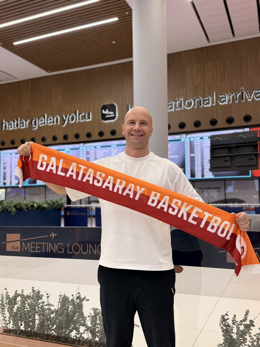 KadinBasketGS's tweet photo. ✈️ Başantrenörümüz Frederic Dusart İstanbul’da!

Hoş geldin koç! 🦁

- 

✈️ Our Head Coach Frederic Dusart has arrived in Istanbul! 

Welcome Coach! 🦁 https://t.co/HTiqzCJEr3