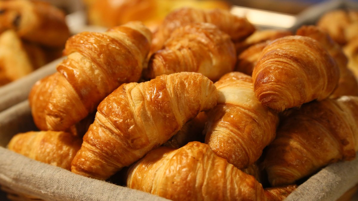 Frederickahsjej's tweet photo. Just pulled these golden, flaky croissants from the oven—warm butter smell filling the whole kitchen, perfect way to start a lazy Sunday.， https://t.co/X4nmIcqJ4b