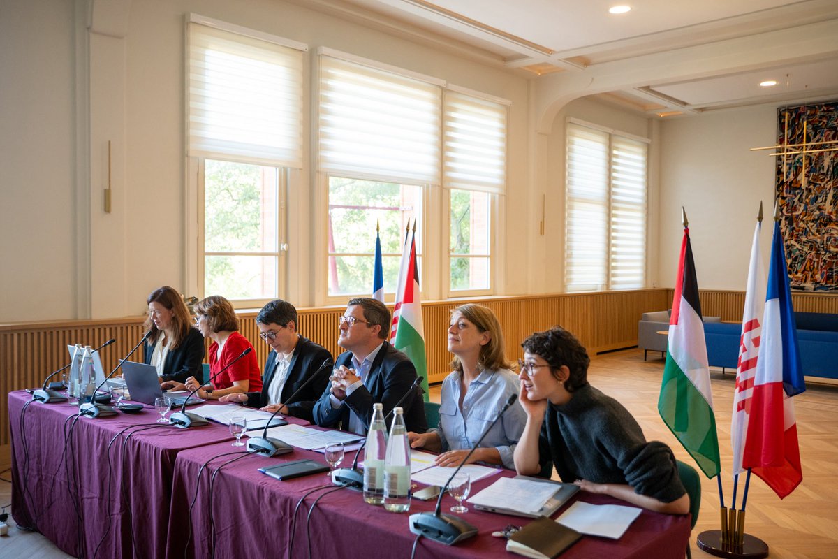 Ardeslandes's tweet photo. À Naplouse, notre ville sœur palestinienne, la situation ne cesse de s’aggraver : colonisation, incursions militaires, restrictions de circulation, accès aux soins et aux services publics toujours plus difficile. C’est cette réalité -imposée par le gouvernement de Netanyahou- que m’a décrite Anan Al-Atira, nouvelle Maire de Naplouse, lors de notre échange la semaine dernière.
 
@lillefrance refuse de détourner le regard. Hier, à la Gare St So, la solidarité s’est traduite concrètement : plus de 5000€ ont été recueillis pour PalMed et Project Hope, au bénéfice des populations de Gaza et de Naplouse. Et ce week-end, les Journées européennes du patrimoine et du matrimoine feront à nouveau vivre ce lien, en mettant Naplouse et son patrimoine à l’honneur.
 
Face à la guerre, à la colonisation et aux violences, Lille restera aux côtés du peuple palestinien et de sa ville sœur. Pour le droit international, pour deux États, pour une paix juste et durable !
