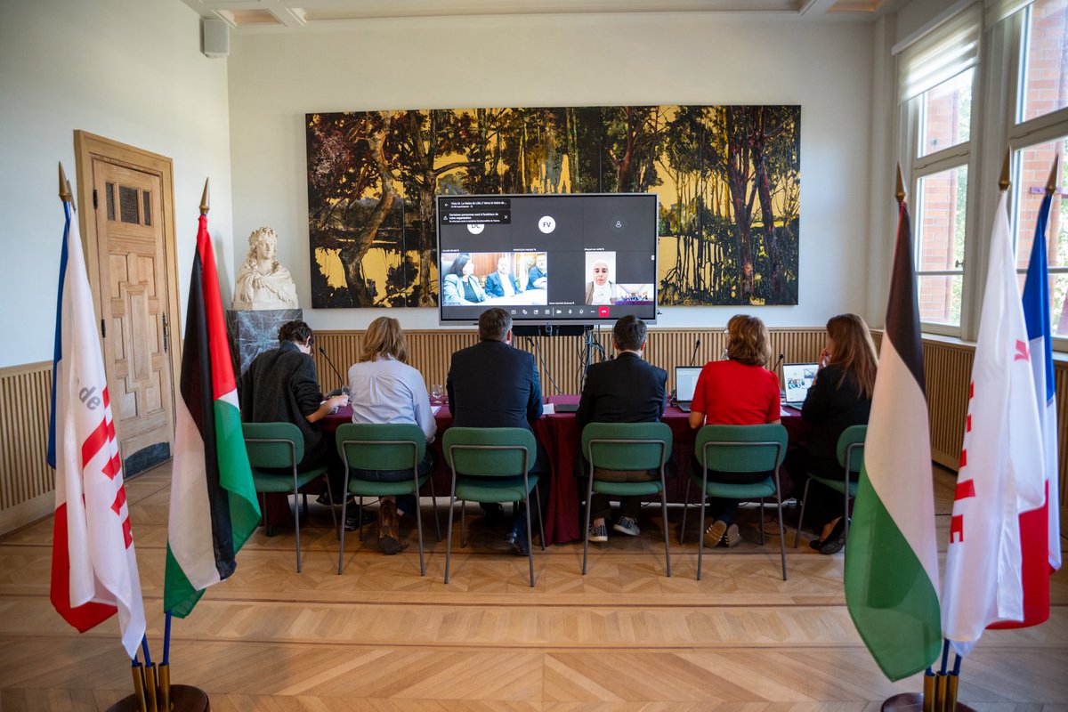 Ardeslandes's tweet photo. À Naplouse, notre ville sœur palestinienne, la situation ne cesse de s’aggraver : colonisation, incursions militaires, restrictions de circulation, accès aux soins et aux services publics toujours plus difficile. C’est cette réalité -imposée par le gouvernement de Netanyahou- que m’a décrite Anan Al-Atira, nouvelle Maire de Naplouse, lors de notre échange la semaine dernière.
 
@lillefrance refuse de détourner le regard. Hier, à la Gare St So, la solidarité s’est traduite concrètement : plus de 5000€ ont été recueillis pour PalMed et Project Hope, au bénéfice des populations de Gaza et de Naplouse. Et ce week-end, les Journées européennes du patrimoine et du matrimoine feront à nouveau vivre ce lien, en mettant Naplouse et son patrimoine à l’honneur.
 
Face à la guerre, à la colonisation et aux violences, Lille restera aux côtés du peuple palestinien et de sa ville sœur. Pour le droit international, pour deux États, pour une paix juste et durable !