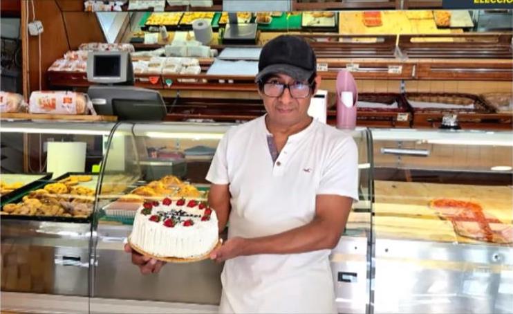 FrischeB17467's tweet photo. Pope Leo XIV received another birthday cake, created for him by a Peruvian pastry chef named Jose—who runs a bakery in Rome's Monteverde district. It was made of sponge cake with *dulce de leche* and decorated with cream and strawberries—a delicious, typically Peruvian cake.🎂😋 https://t.co/YZObZzDbqG