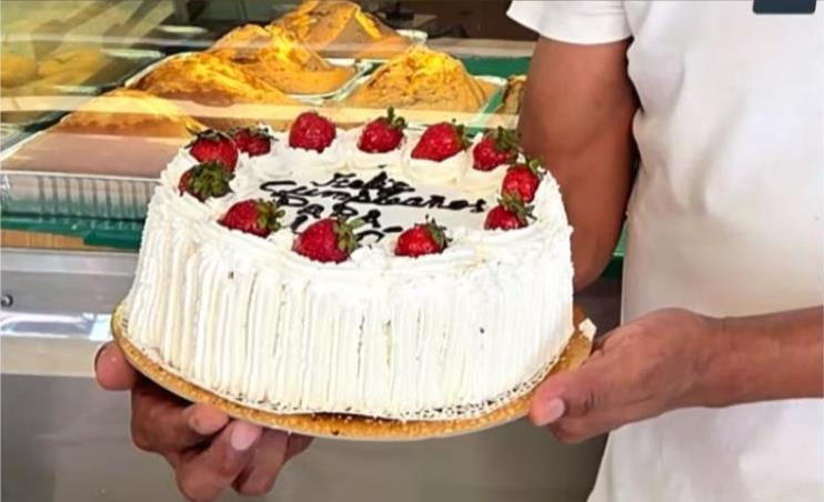 FrischeB17467's tweet photo. Pope Leo XIV received another birthday cake, created for him by a Peruvian pastry chef named Jose—who runs a bakery in Rome's Monteverde district. It was made of sponge cake with *dulce de leche* and decorated with cream and strawberries—a delicious, typically Peruvian cake.🎂😋 https://t.co/YZObZzDbqG