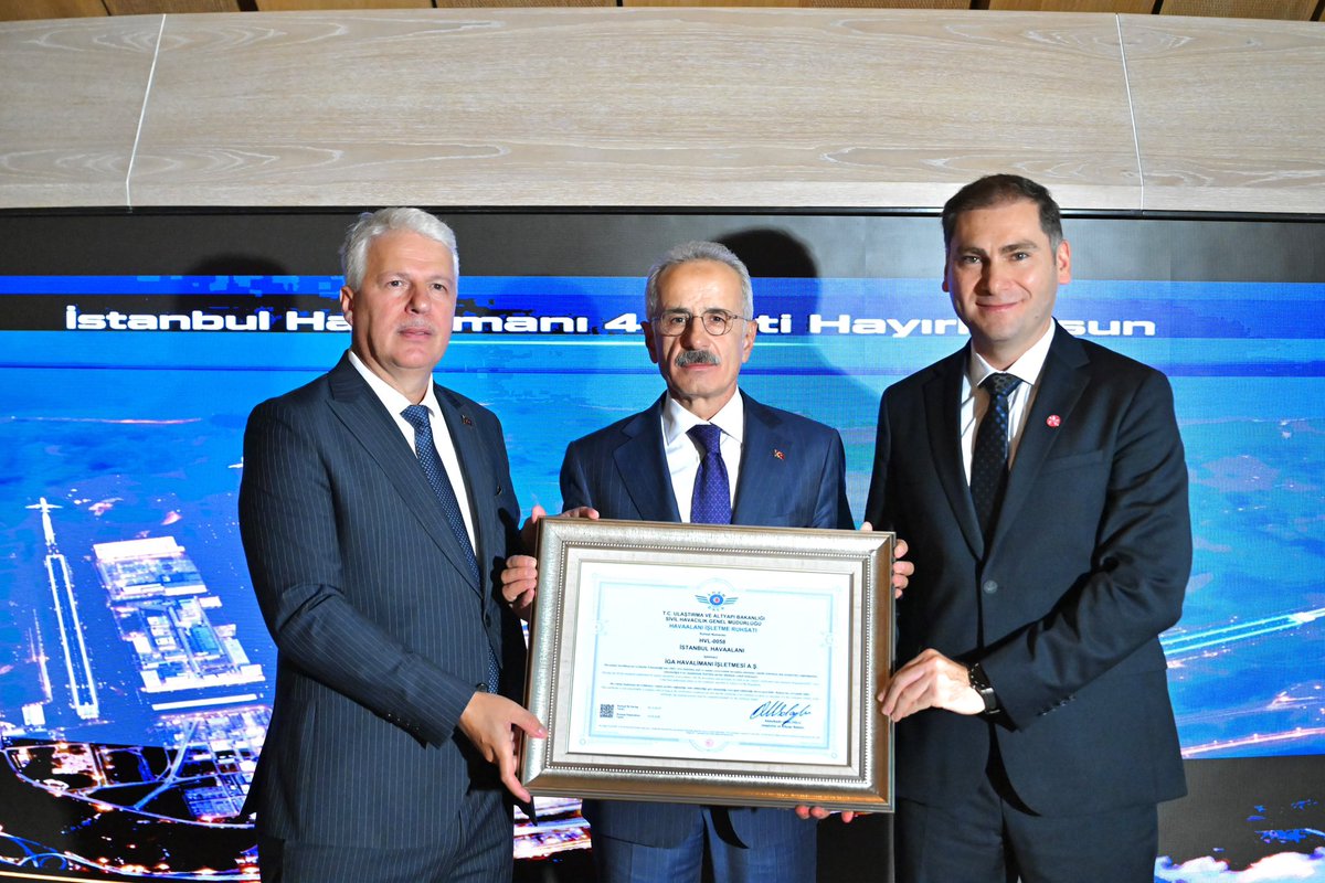 a_uraloglu's tweet photo. İstanbul Havalimanı 4. pistinin işletme ruhsatlandırma sürecini Sivil Havacılık Genel Müdürlüğümüz ile tamamlayarak, belgemizi İGA Havalimanı İşletmesi A.Ş.’ye teslim ettik. ✈️

Havacılıkta emniyet ve operasyonel sürekliliğin temel şartlarından biri olan işletme ruhsatı ile yeni pistimizi uçuş operasyonlarına hazır hale getirdik. 🛫

Doğu-Batı yönünde hizmet verecek 4. ana pistimizle İstanbul Havalimanımızın operasyonel kapasitesini artıracak, uçuşlarda zaman ve yakıt tasarrufu sağlayacağız. ⏱️

📍İstanbul

#TürkiyeHızlanıyor 🇹🇷