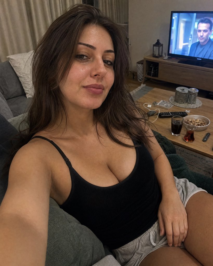 deryaxhemsire's tweet photo. gece böyle oturunca insanın canı sohbet istiyor :) benimle bu koltukta dizi izler miydin

link profilde 🤍 https://t.co/mOCGHjKRQa