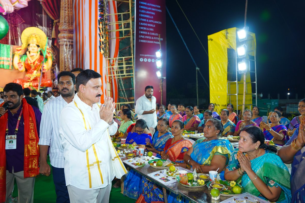 MLASujana's tweet photo. విజయవాడ భవానీపురం సితార గ్రౌండ్స్‌లో ఏర్పాటు చేసిన 72 అడుగుల డూండీ మహాగణపతిని మంత్రి శ్రీ సత్య కుమార్ యాదవ్ గారితో కలిసి దర్శించుకుని ప్రత్యేక పూజలు నిర్వహించాను.

#DoondiGanapathi #MLASujanaChowdary  #SujanaChowdary #BJP #Vijayawada #SatyaKumarYadav https://t.co/Na1ChRTKS5