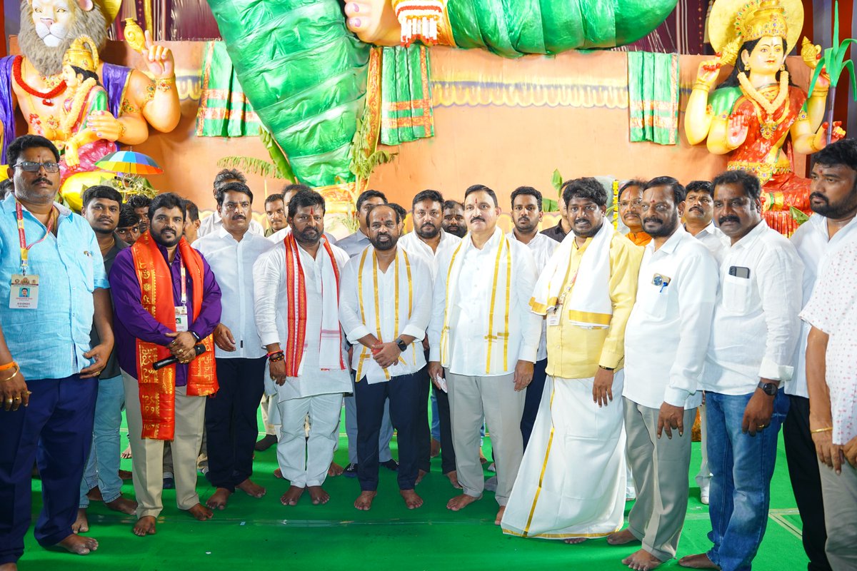 MLASujana's tweet photo. విజయవాడ భవానీపురం సితార గ్రౌండ్స్‌లో ఏర్పాటు చేసిన 72 అడుగుల డూండీ మహాగణపతిని మంత్రి శ్రీ సత్య కుమార్ యాదవ్ గారితో కలిసి దర్శించుకుని ప్రత్యేక పూజలు నిర్వహించాను.

#DoondiGanapathi #MLASujanaChowdary  #SujanaChowdary #BJP #Vijayawada #SatyaKumarYadav https://t.co/Na1ChRTKS5