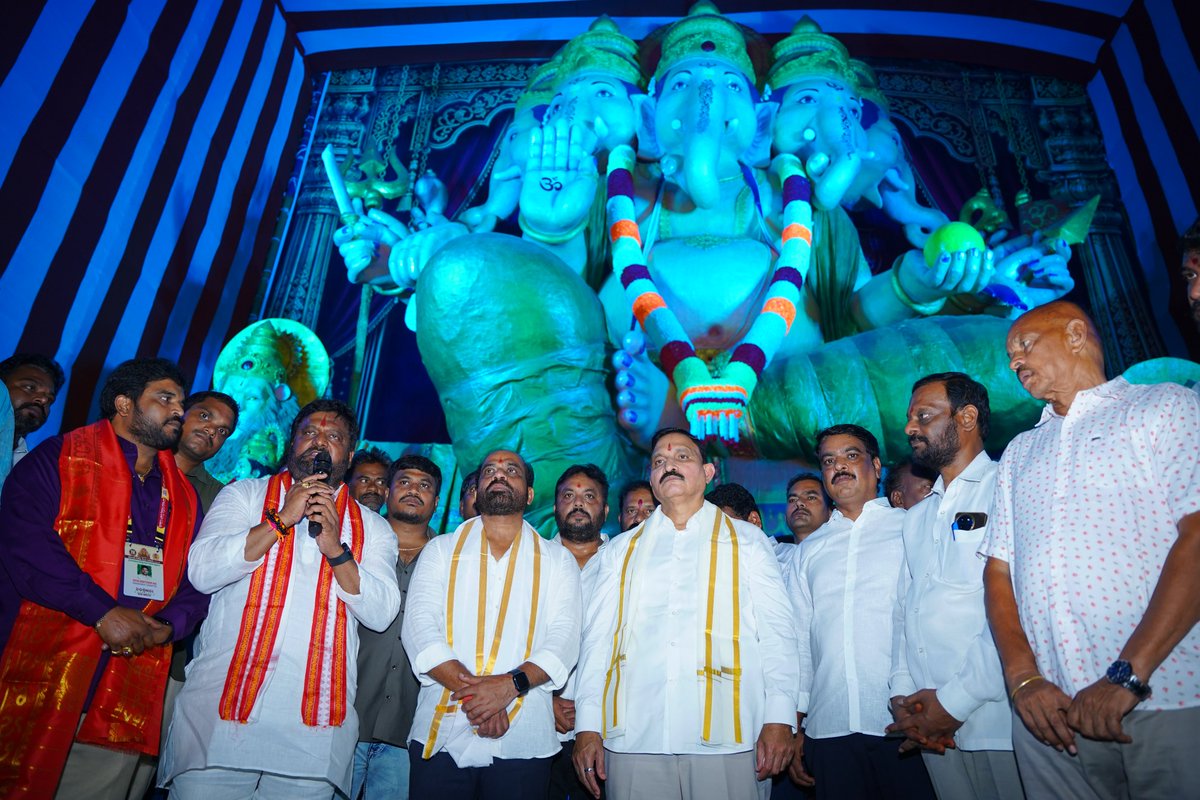 MLASujana's tweet photo. విజయవాడ భవానీపురం సితార గ్రౌండ్స్‌లో ఏర్పాటు చేసిన 72 అడుగుల డూండీ మహాగణపతిని మంత్రి శ్రీ సత్య కుమార్ యాదవ్ గారితో కలిసి దర్శించుకుని ప్రత్యేక పూజలు నిర్వహించాను.

#DoondiGanapathi #MLASujanaChowdary  #SujanaChowdary #BJP #Vijayawada #SatyaKumarYadav https://t.co/Na1ChRTKS5